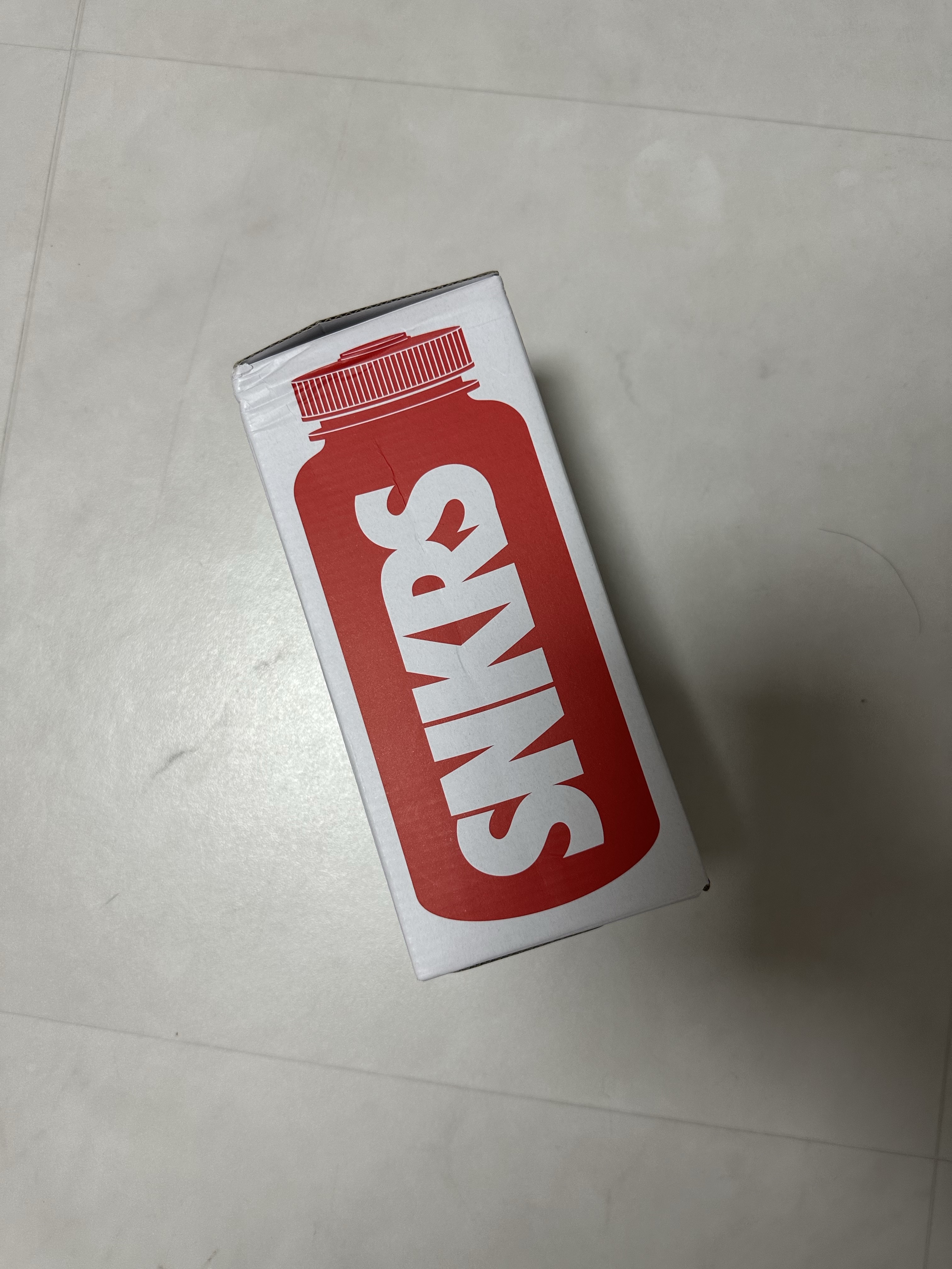 Nike SNKRS Water Bottle 0.9L Red 착용 스타일 - 2