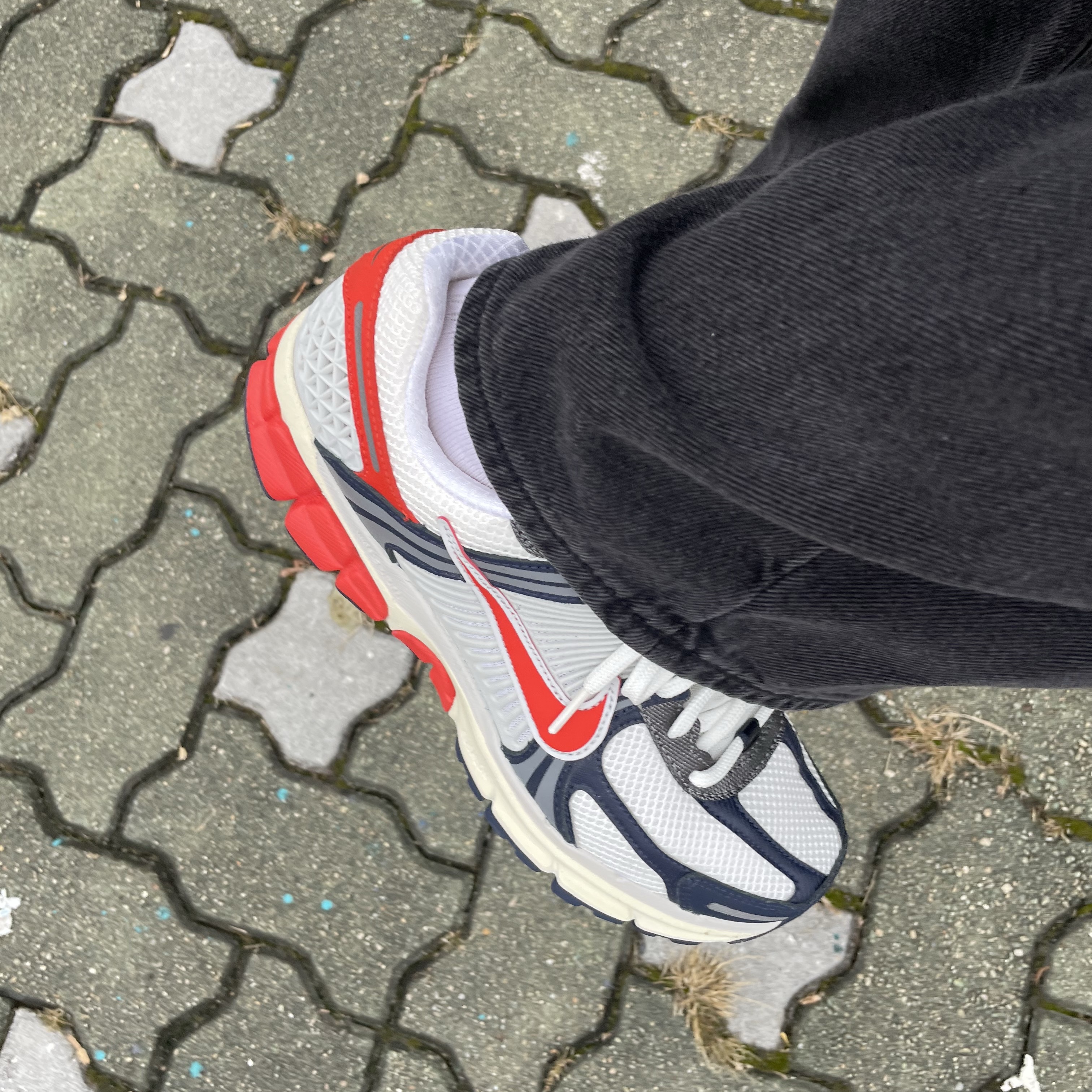 Nike Zoom Vomero 5 Photon Dust Picante Red 착용 스타일