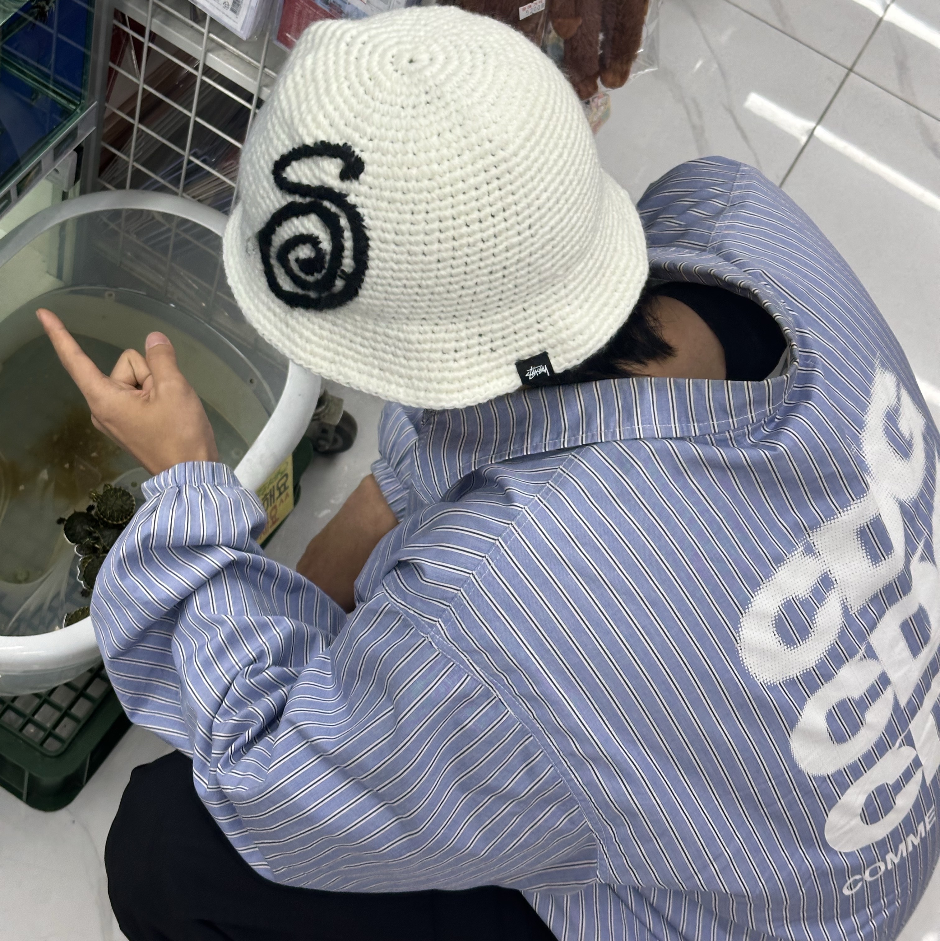Stussy Swirly S Knit Bucket Hat Bone, CDG Coach Jacket Cotton Stripe 착용 스타일