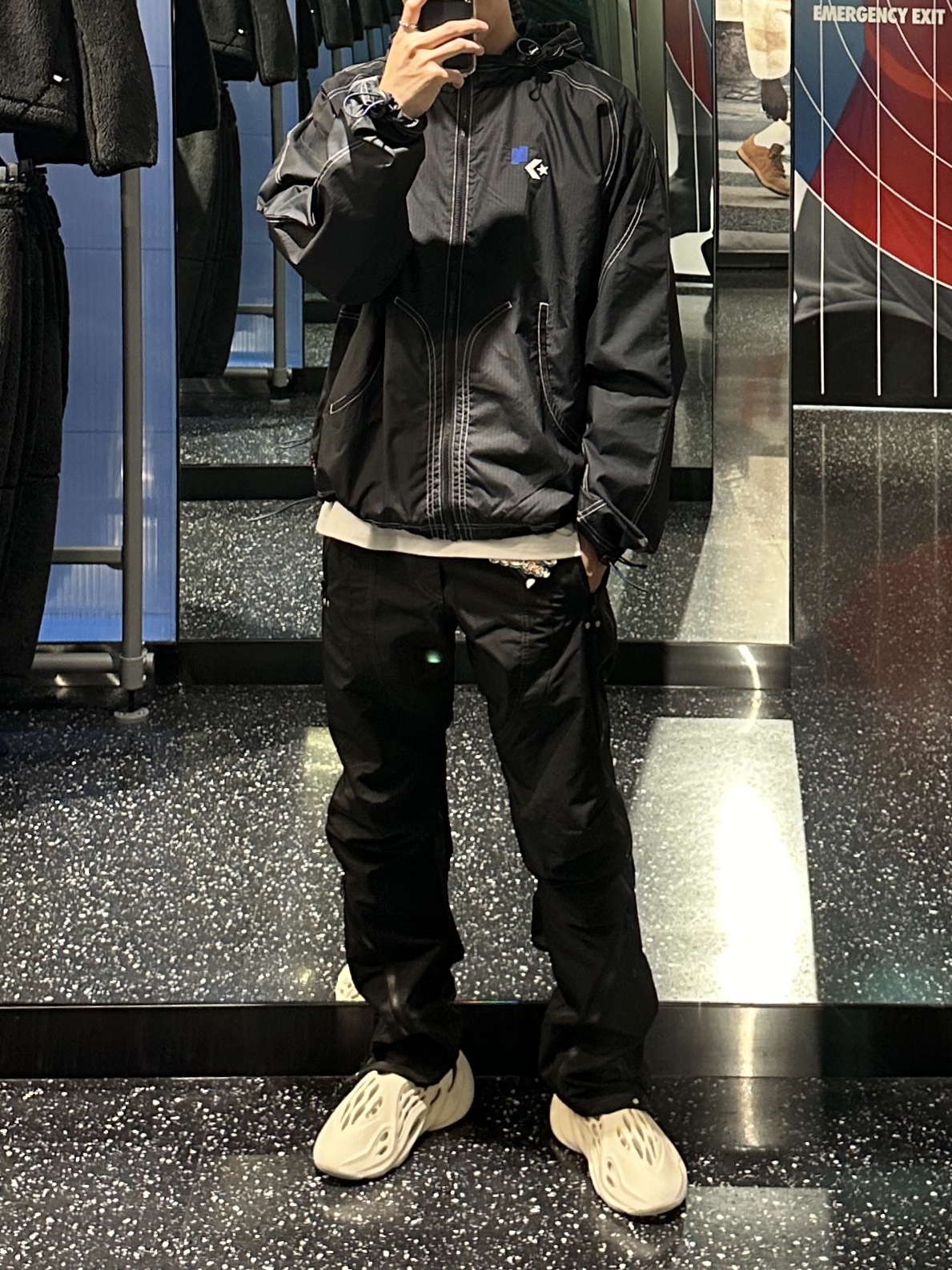 Converse x Ader Error Shapes Light Jacket Converse Black, Adidas Yeezy Foam RNNR Sand 착용 스타일