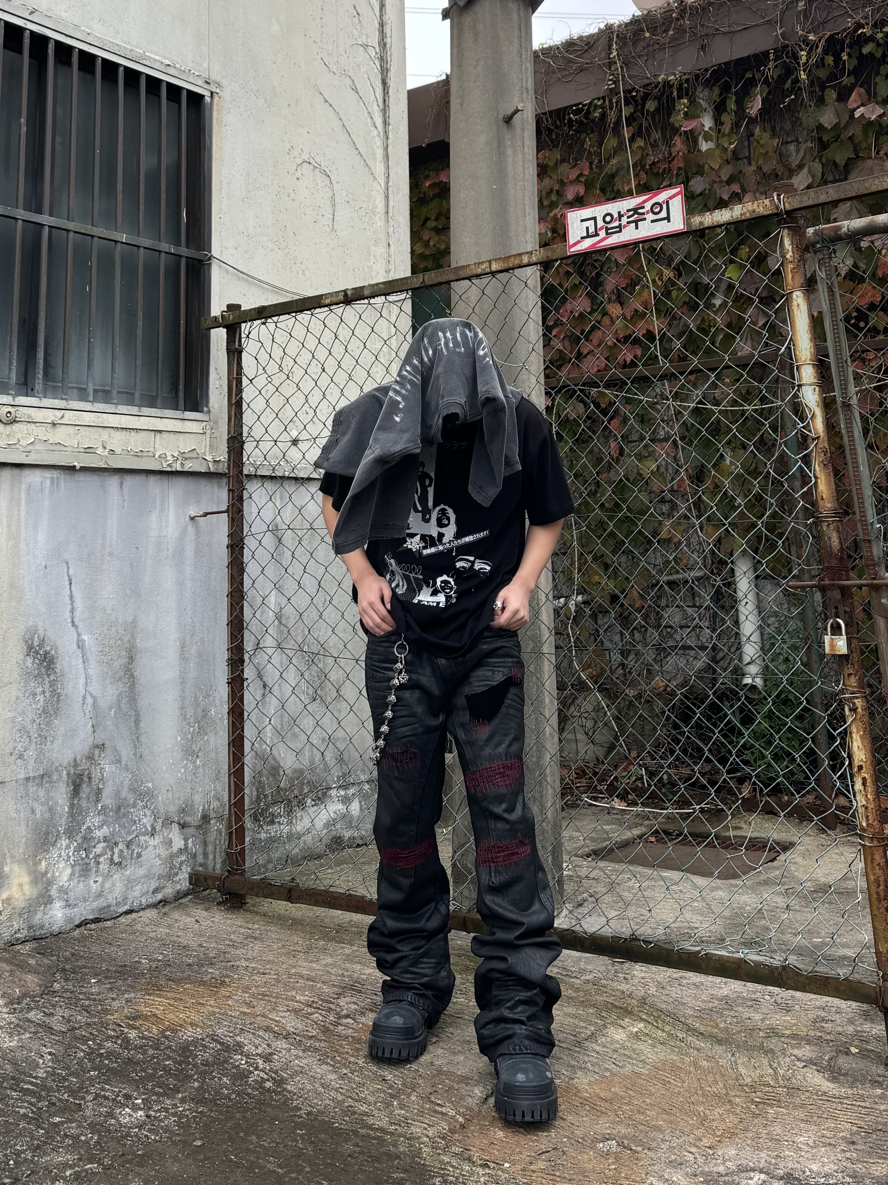 Balenciaga Combat Strike 20mm Boots Black, Undermycar x Emostanceclub Emoun Destroyed Cowhide Suede Red Stitch Denim Toreador - 23FW 착용 스타일 - 1