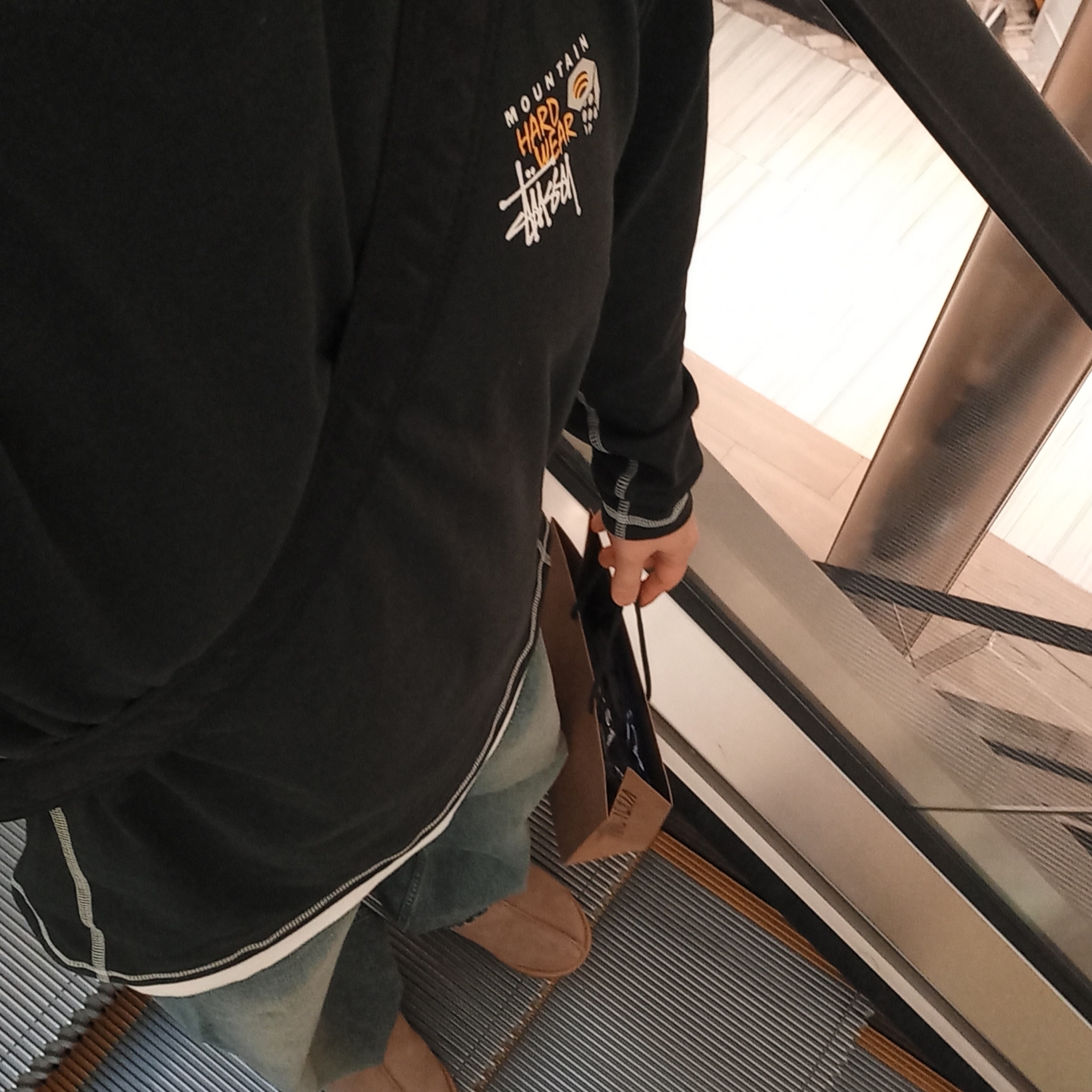Stussy x Mountain Hardwear LS T-Shirt Stealth Grey, UGG Tasman Slipper Chestnut 착용 스타일 - 1