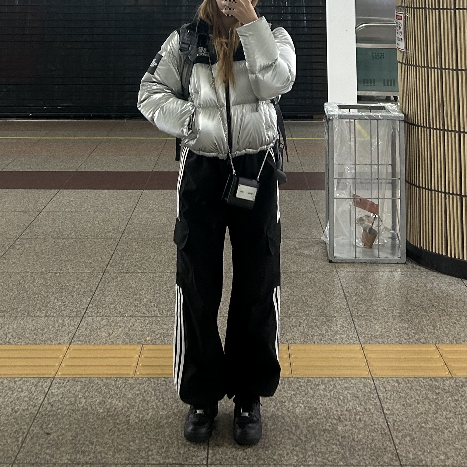 Matin Kim Accordion Mini Bag Black 착용 스타일