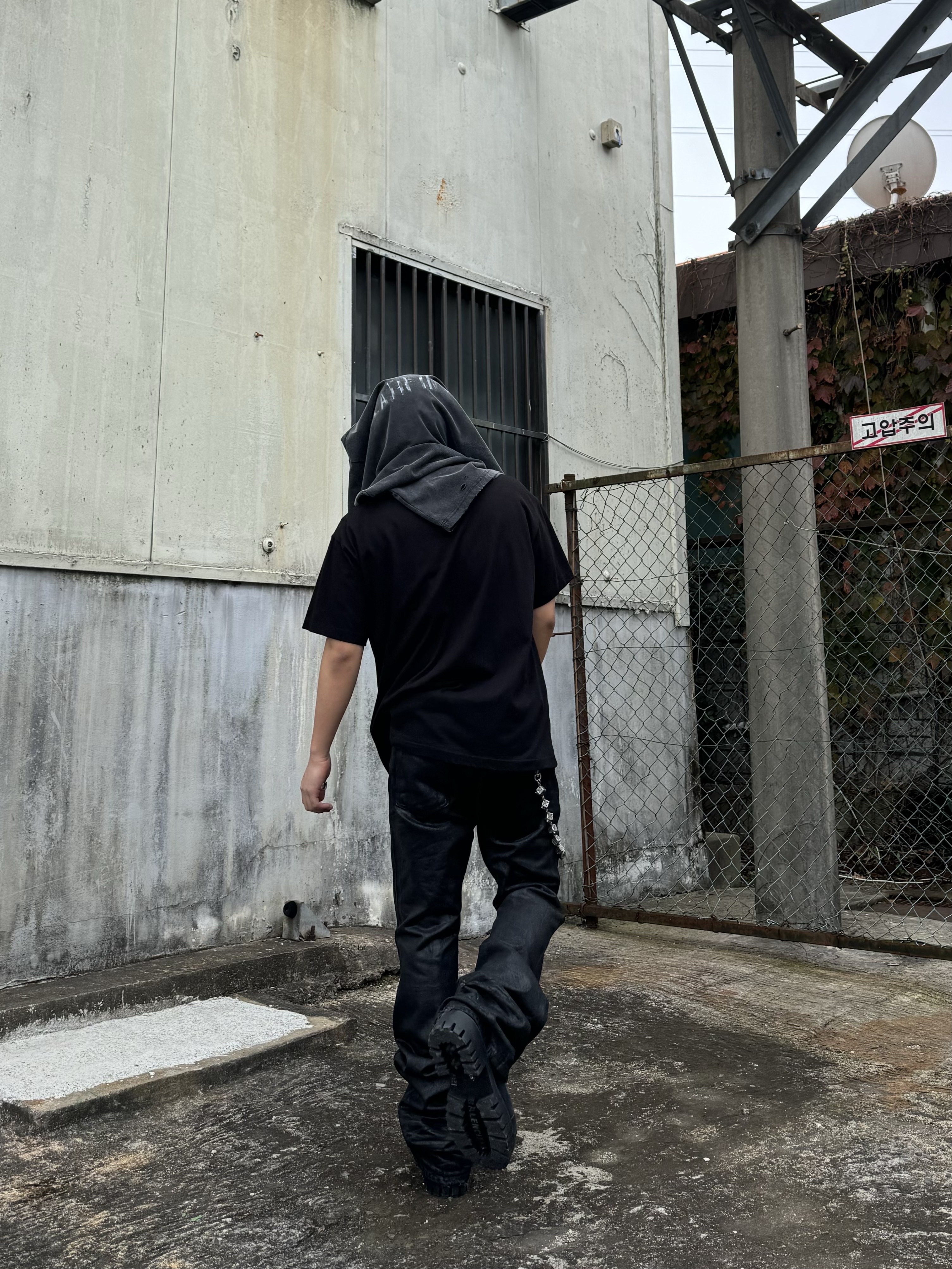 Balenciaga Combat Strike 20mm Boots Black, Undermycar x Emostanceclub Emoun Destroyed Cowhide Suede Red Stitch Denim Toreador - 23FW 착용 스타일 - 6