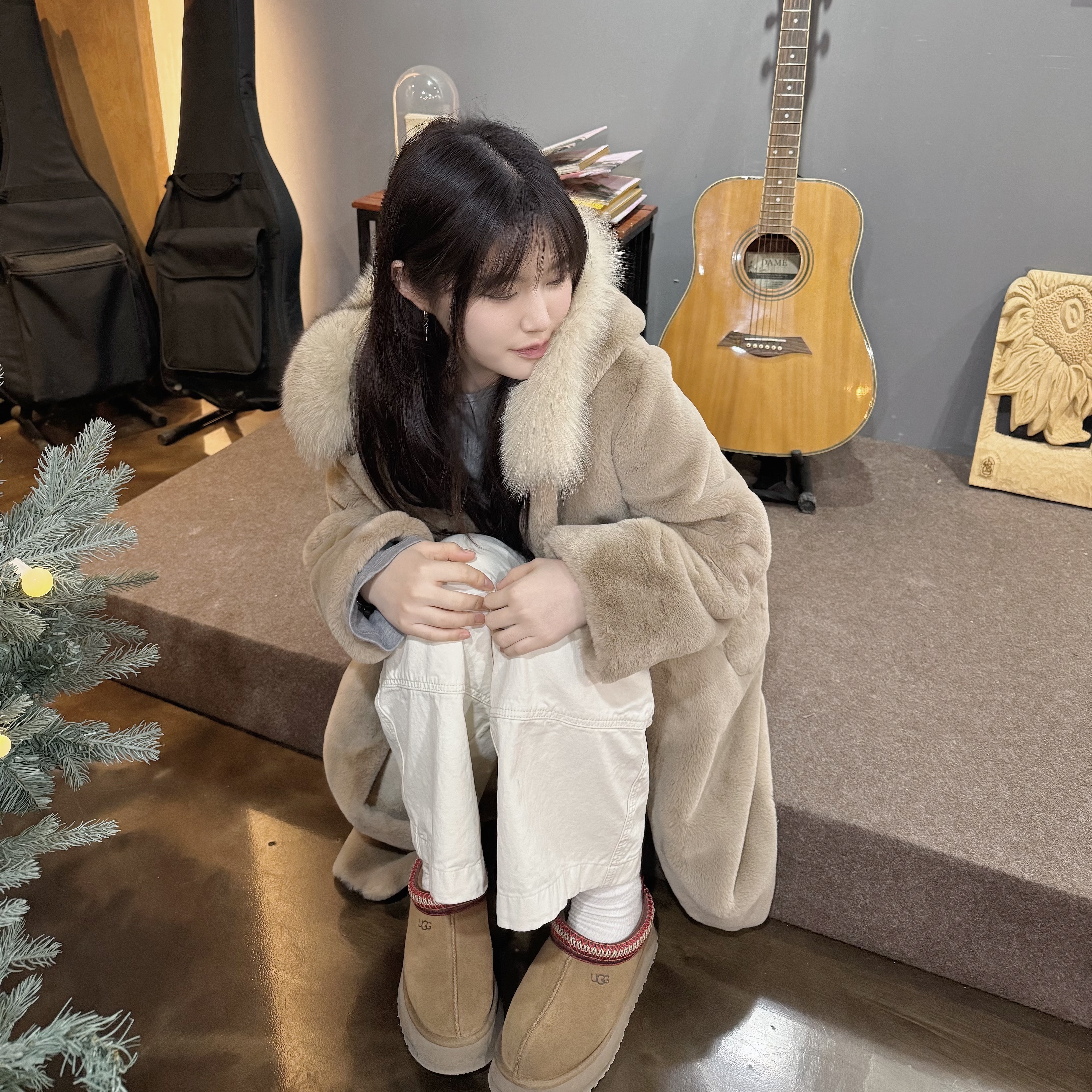 (W) UGG Tazz Slipper Chestnut 착용 스타일 - 1
