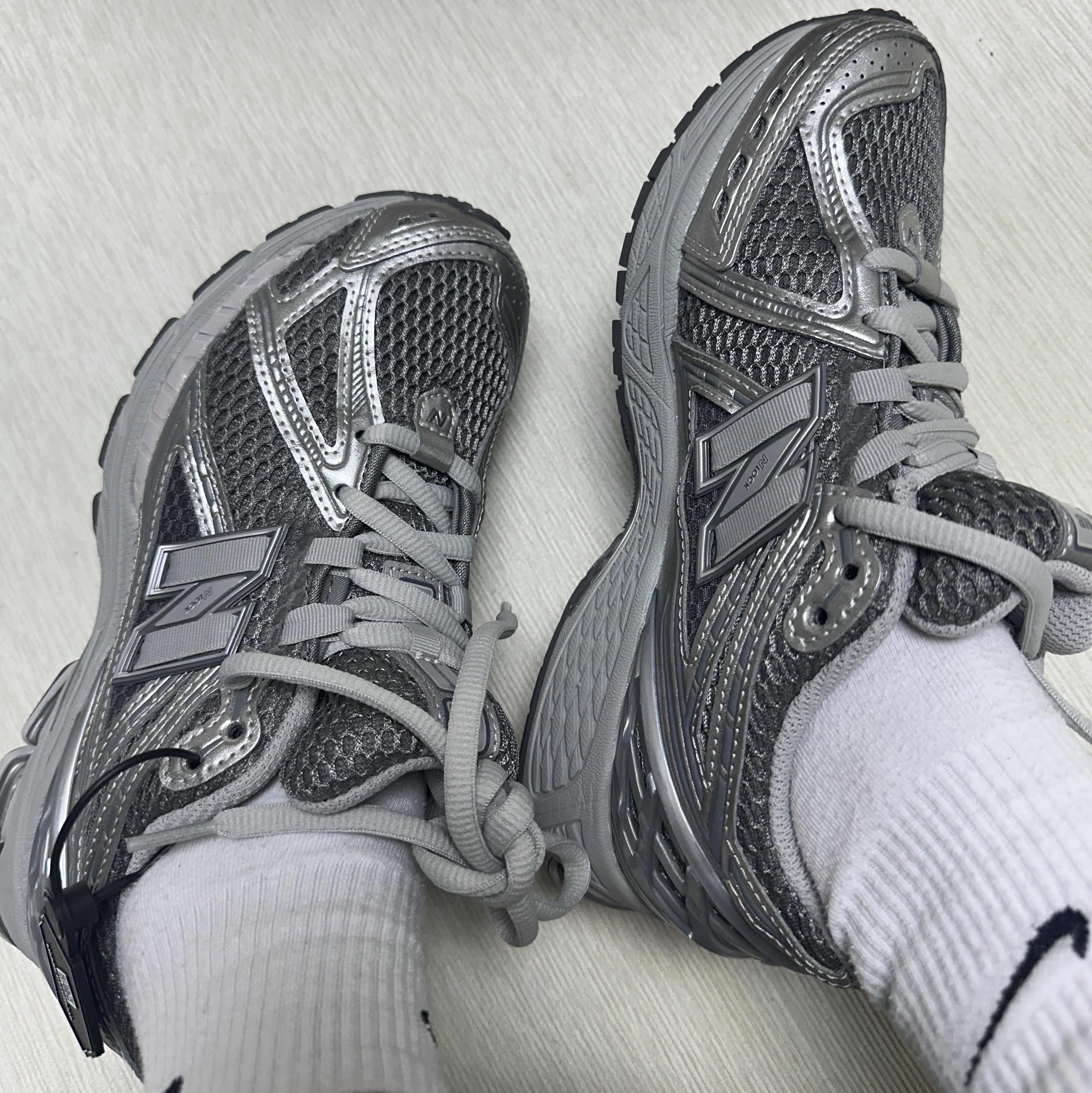 New Balance 1906R Harbor Grey Silver Metalic 착용 스타일 - 2
