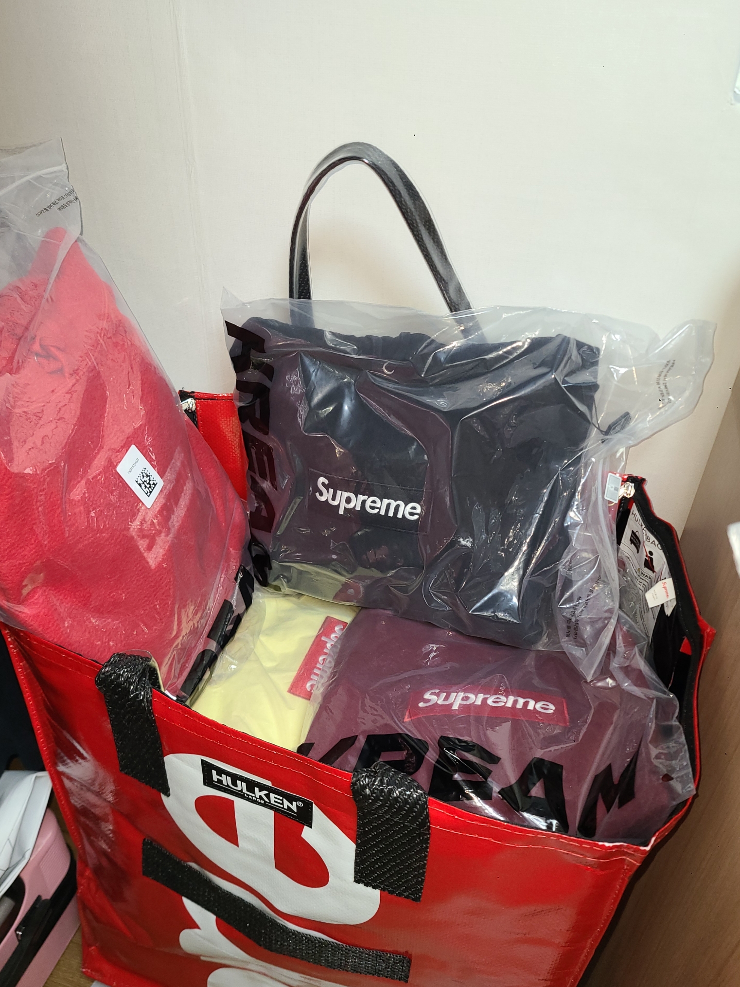 Supreme Box Logo Hooded Sweatshirt Black - 23FW, Supreme x Hulken Rolling Tote Bag Red - 24FW 착용 스타일