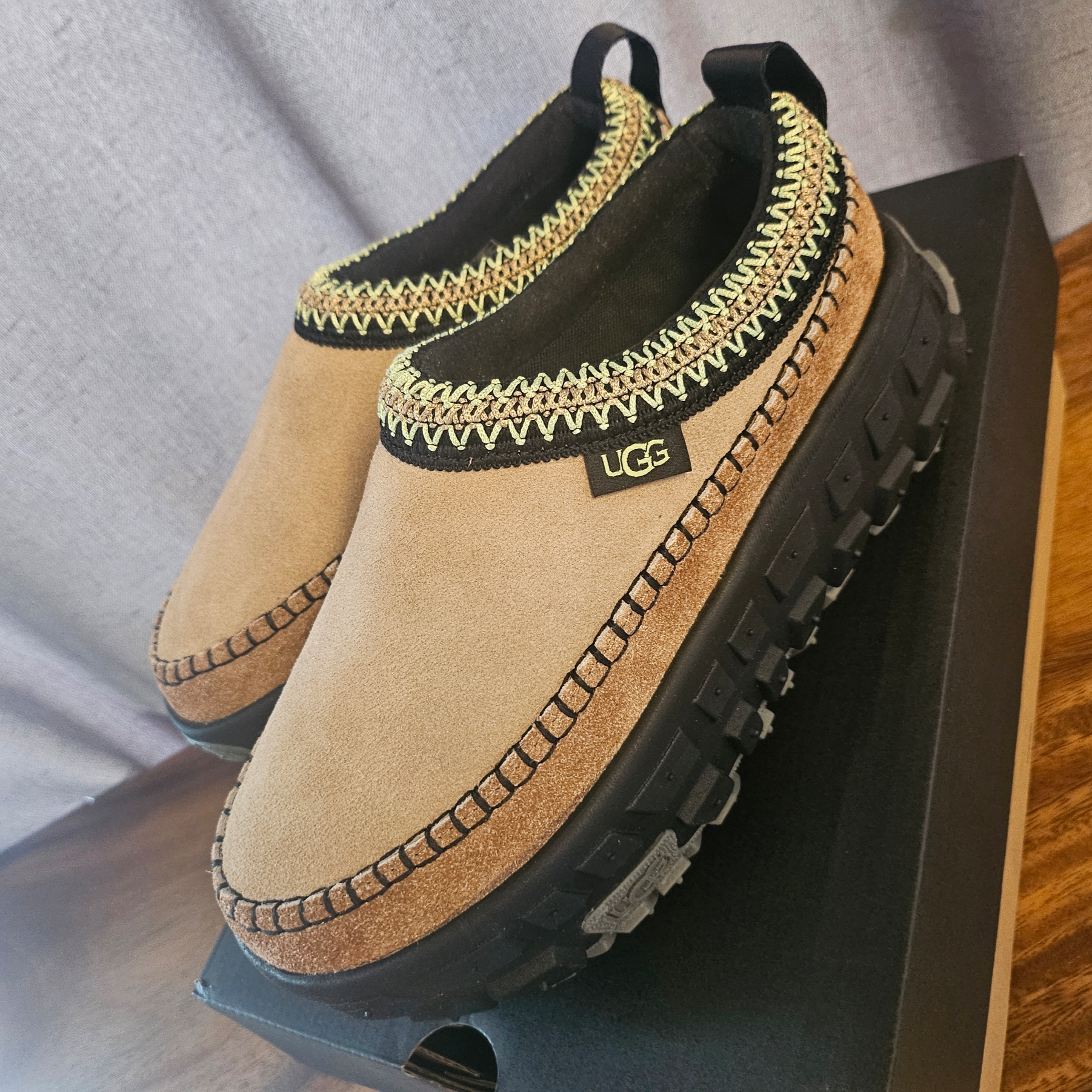 UGG Venture Daze Sand Black 착용 스타일