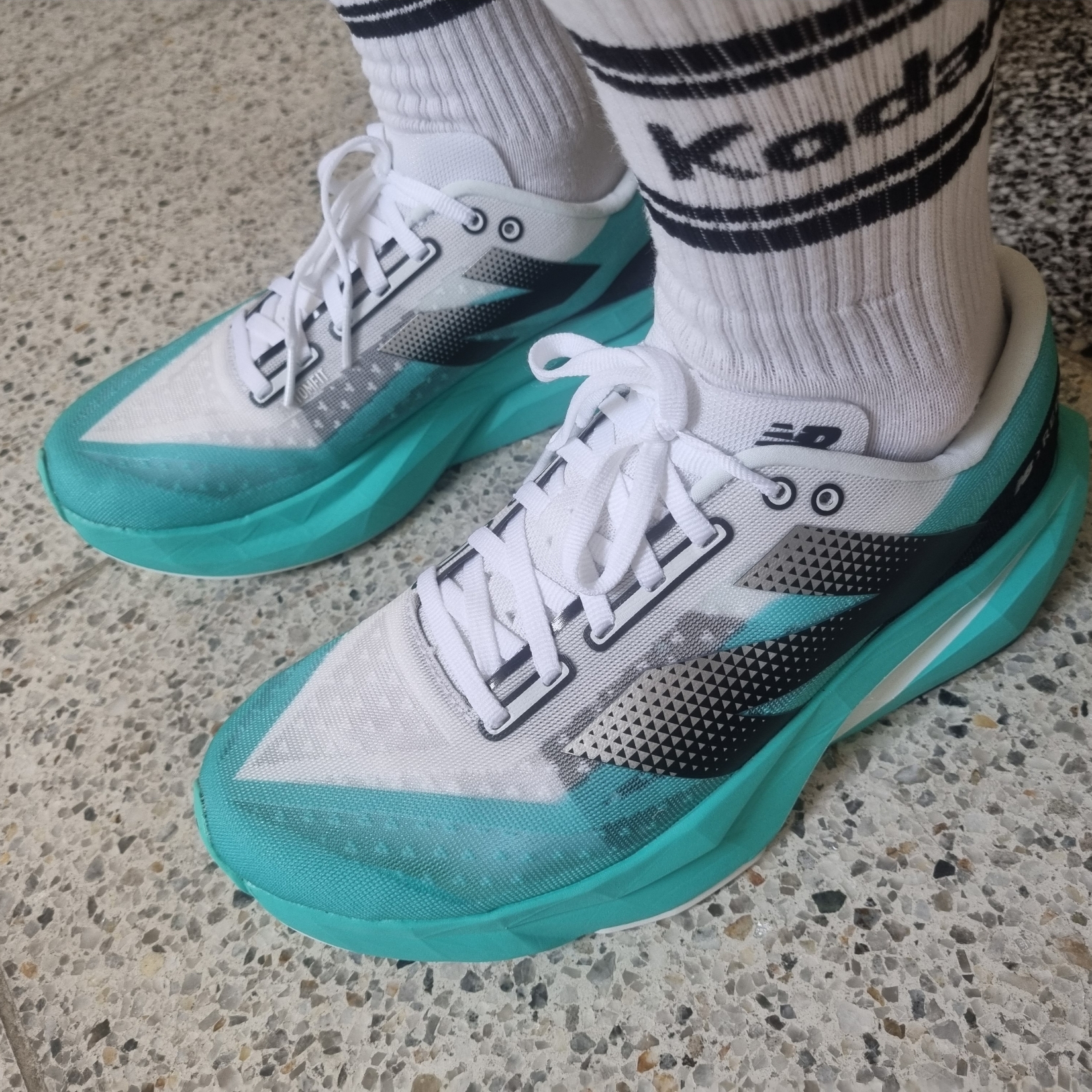 New Balance Fuelcell Rebel v4 Cyber Jade White - D Standard 착용 스타일