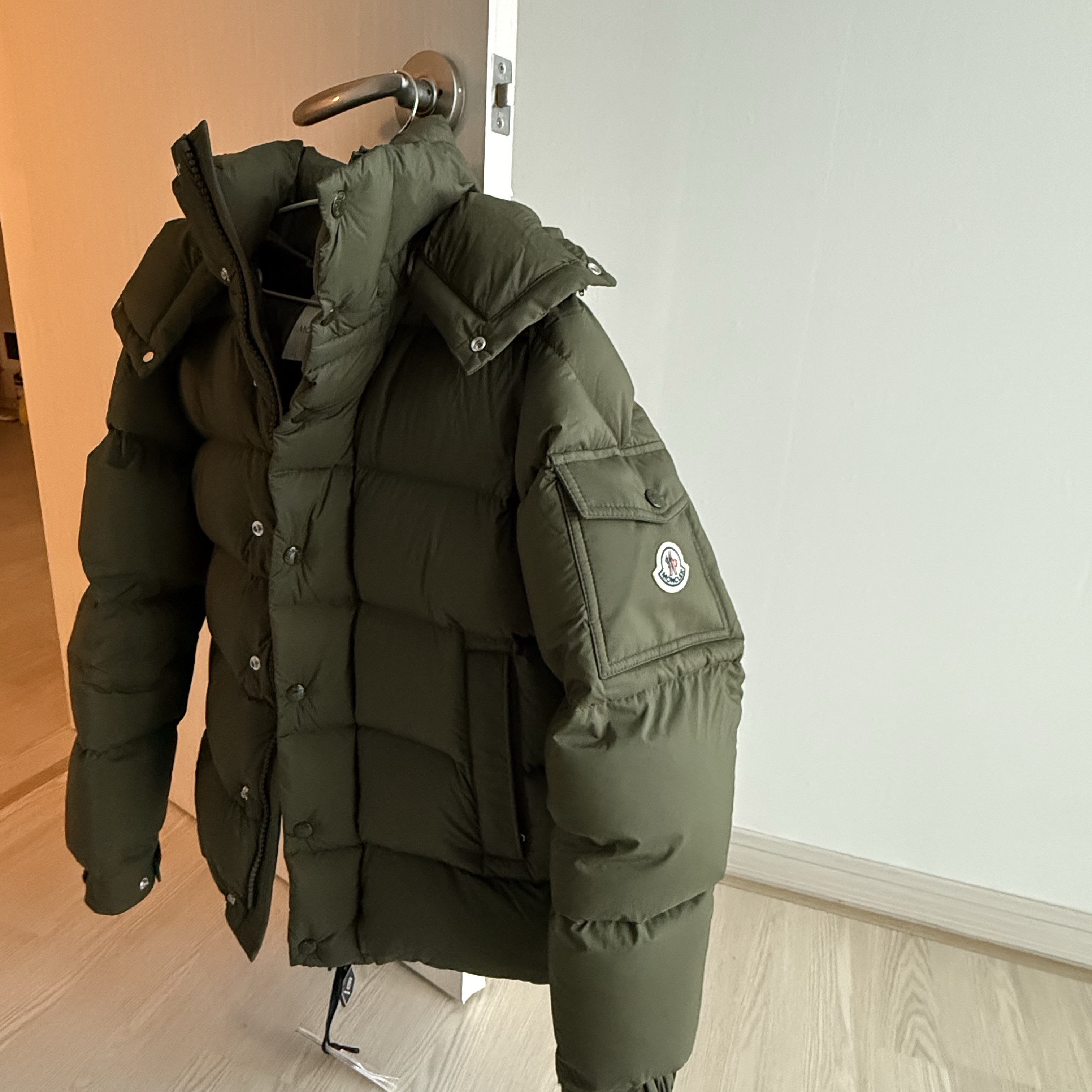 Moncler Vezere Short Down Jacket Olive Green - 23FW 착용 스타일
