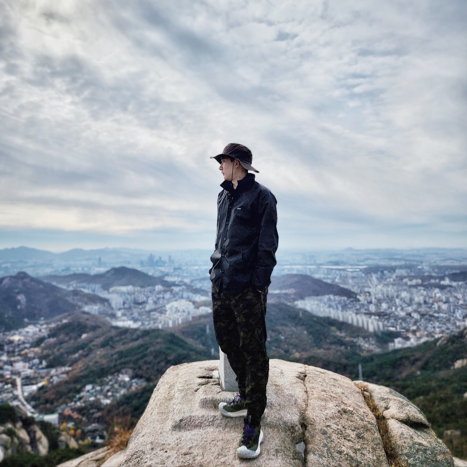Nike ACG Mountain Fly 2 Low Neutral Olive and Mountain Grape, Fjallraven Abisko Summer Hat Dark Olive 착용 스타일