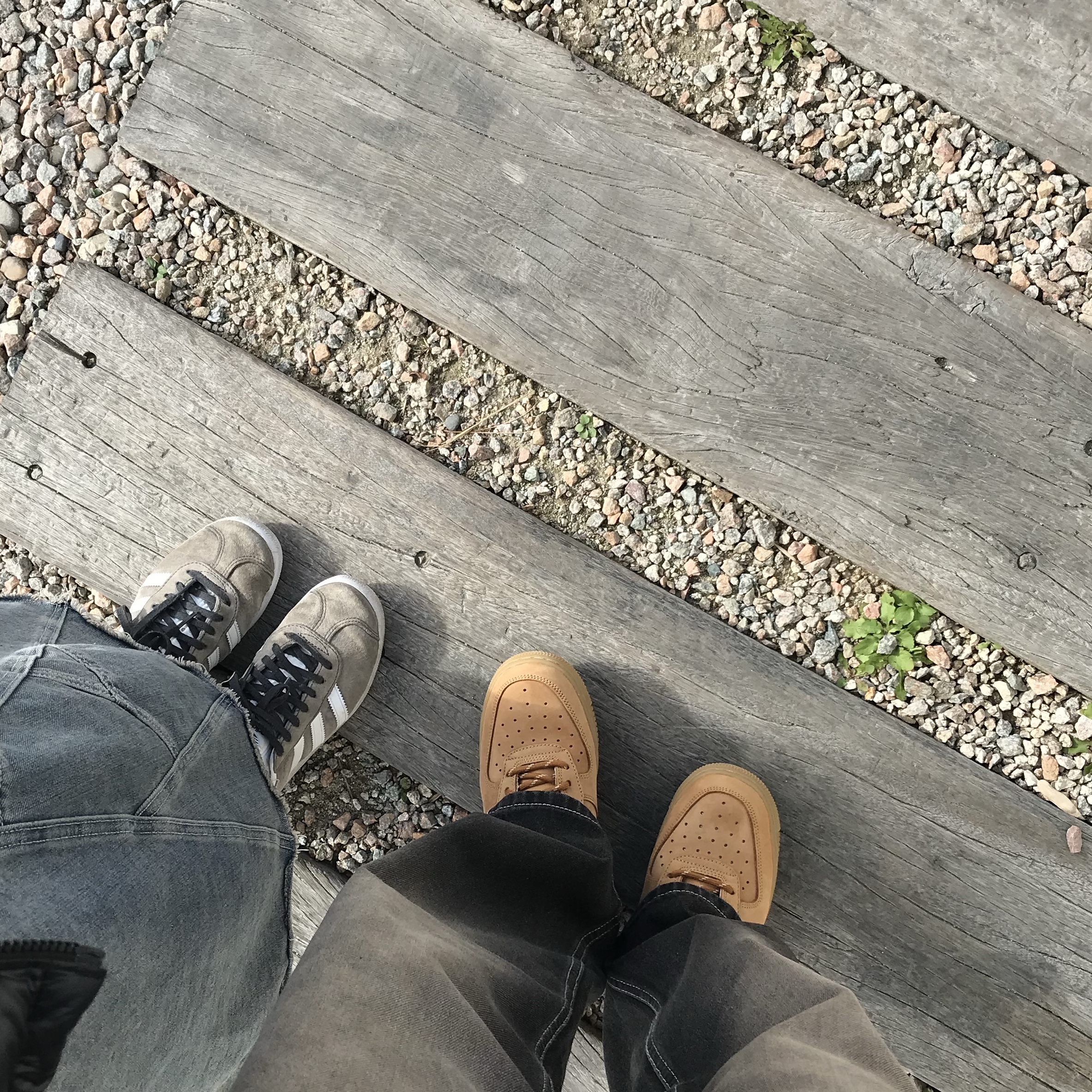 (W) Nike Air Force 1 '07 WB Flax Wheat, Adidas Gazelle Solid Grey 착용 스타일