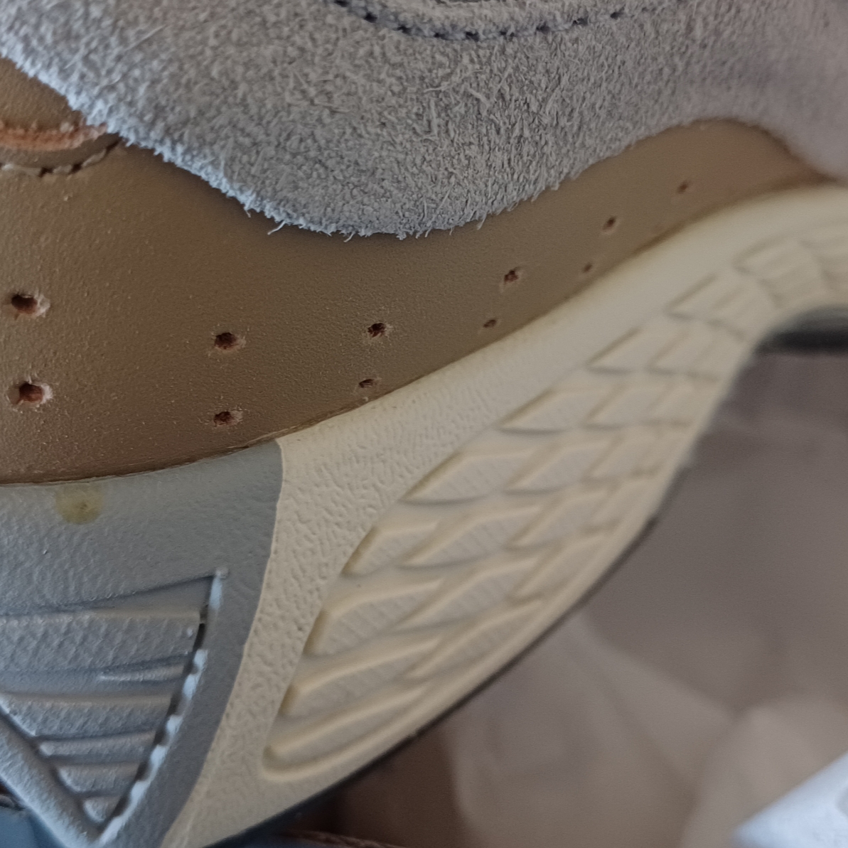 New Balance 2002R Rain Cloud Angora 착용 스타일 - 3