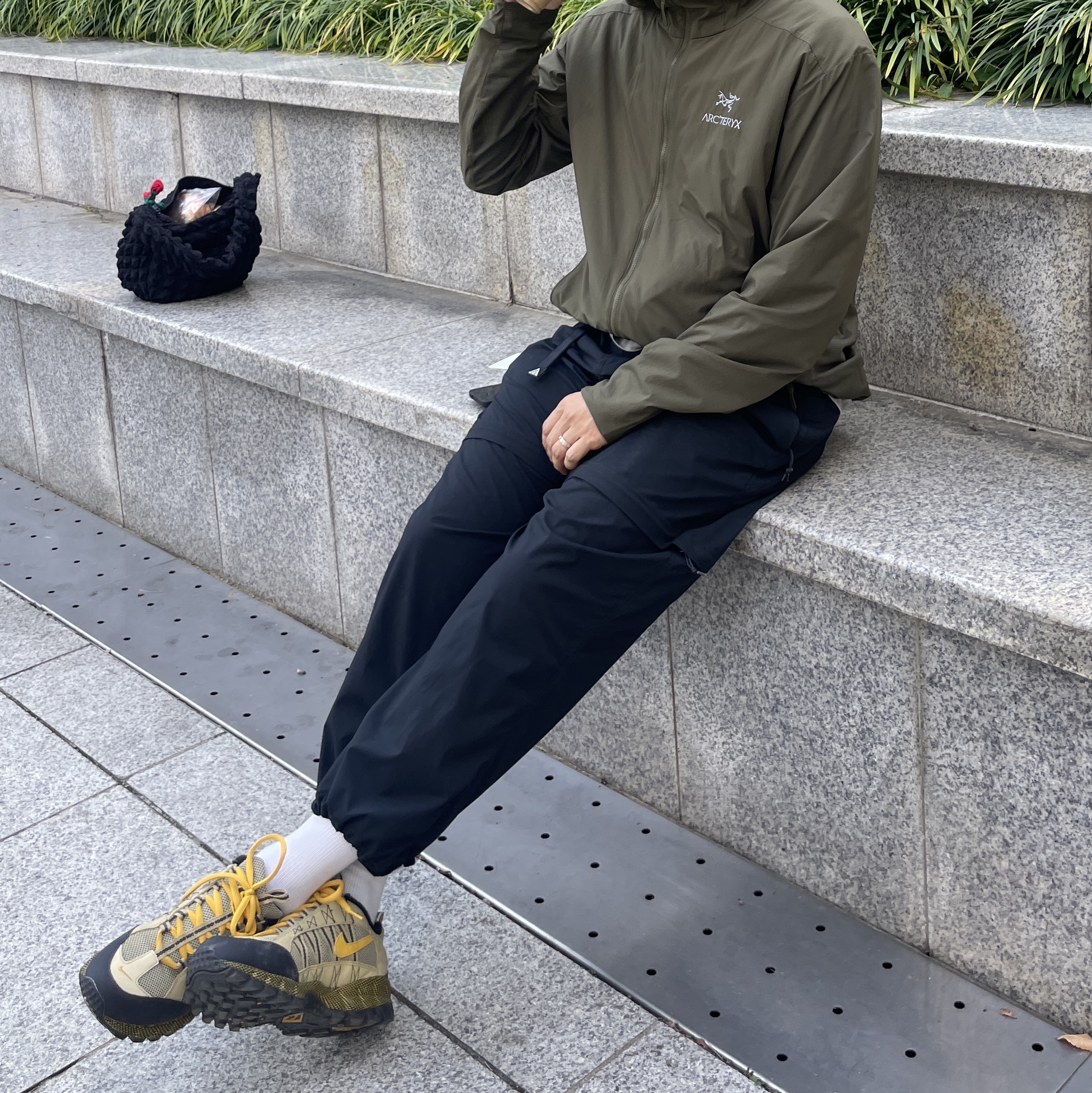 Arc'teryx Atom SL Hoody Tatsu, Nike ACG Zip-Off Trail Pants Black - Asia 착용 스타일
