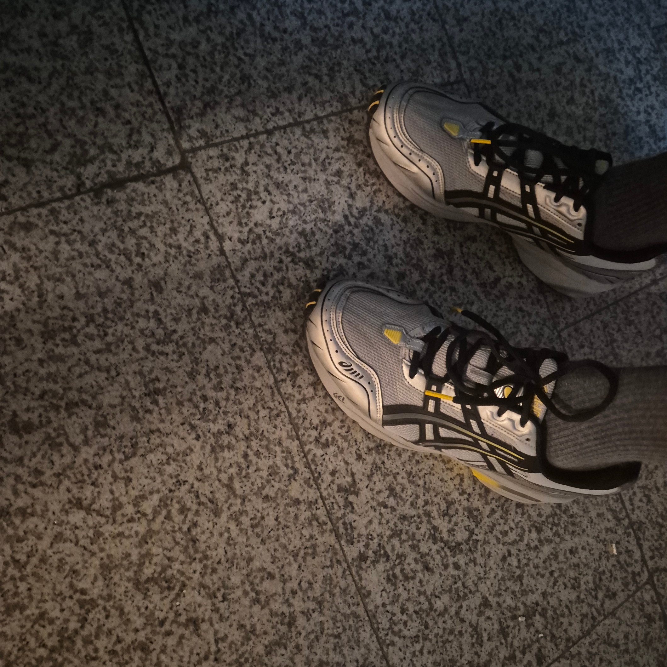 Asics Gel-1090 Mid Grey Black 착용 스타일
