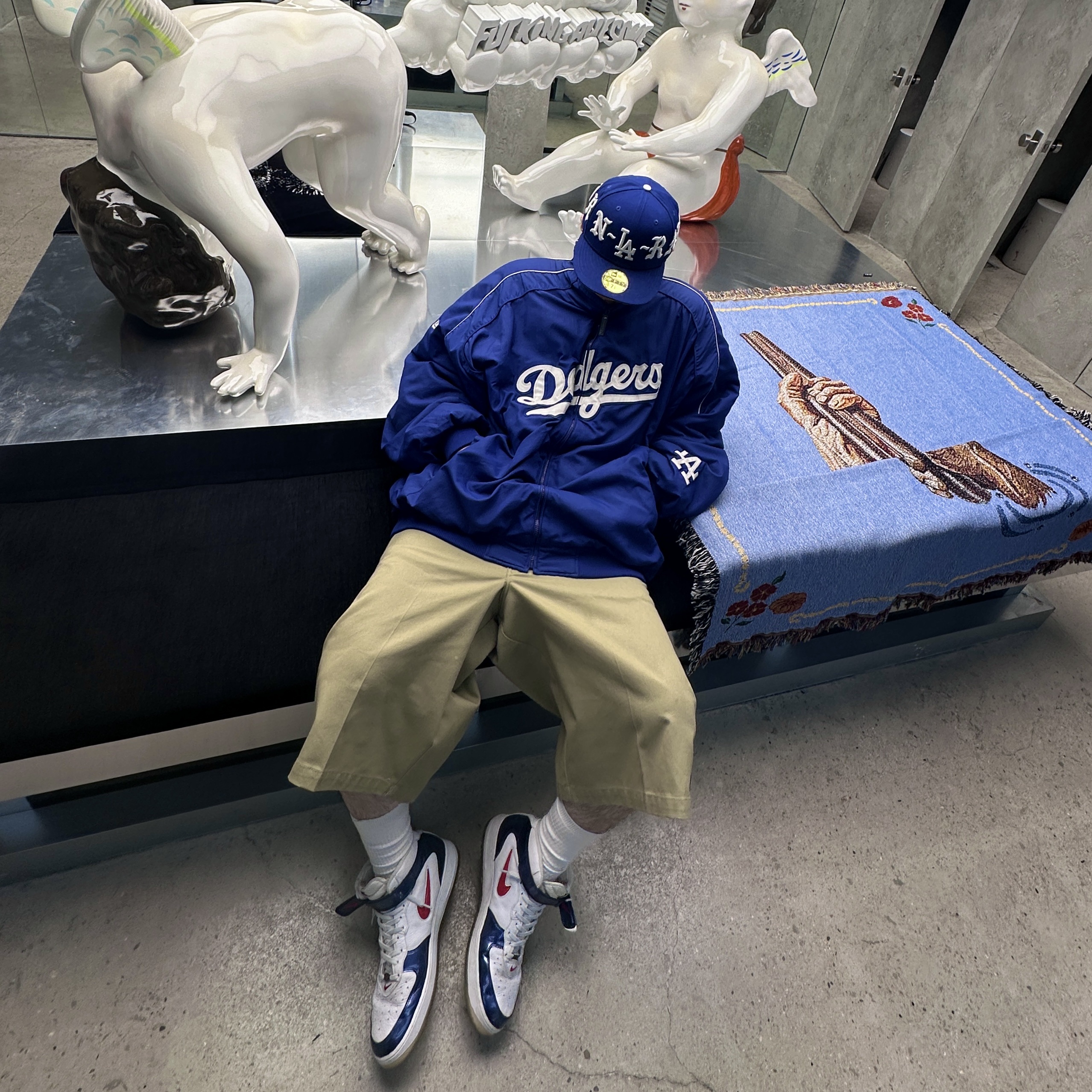 Dickies Loose Fit 13 Inch Flat Front Work Shorts Khaki, Nike Air Force 1 Mid QS University Red and Midnight Navy 착용 스타일 - 2