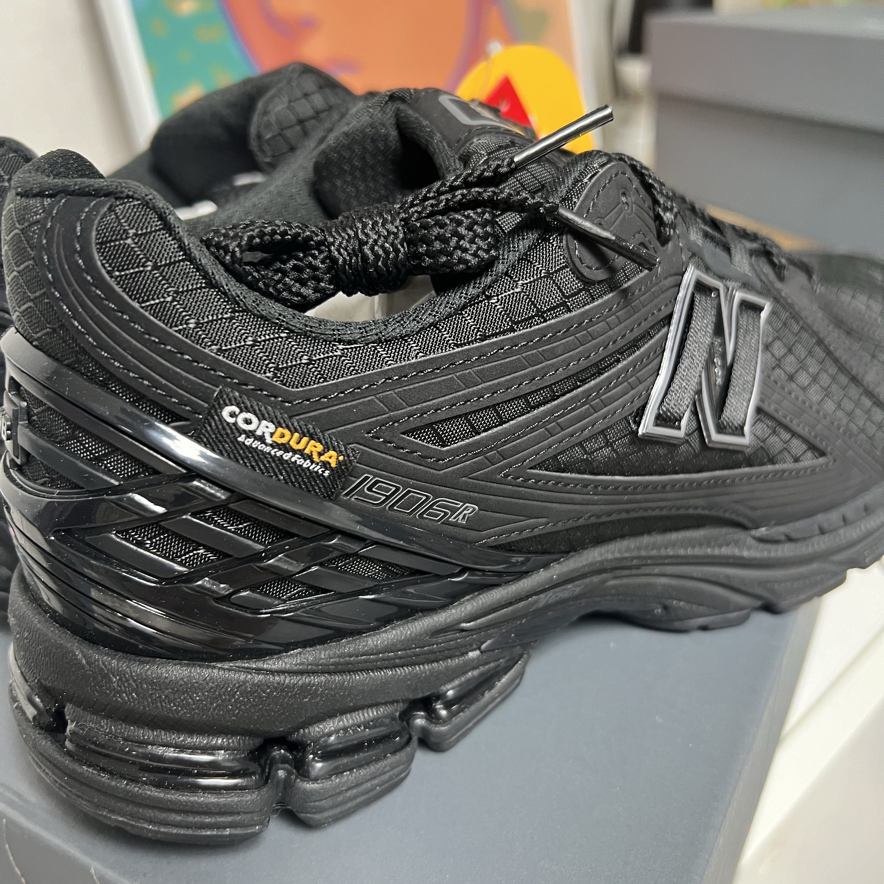 New Balance 1906R Black Magnet 착용 스타일 - 3