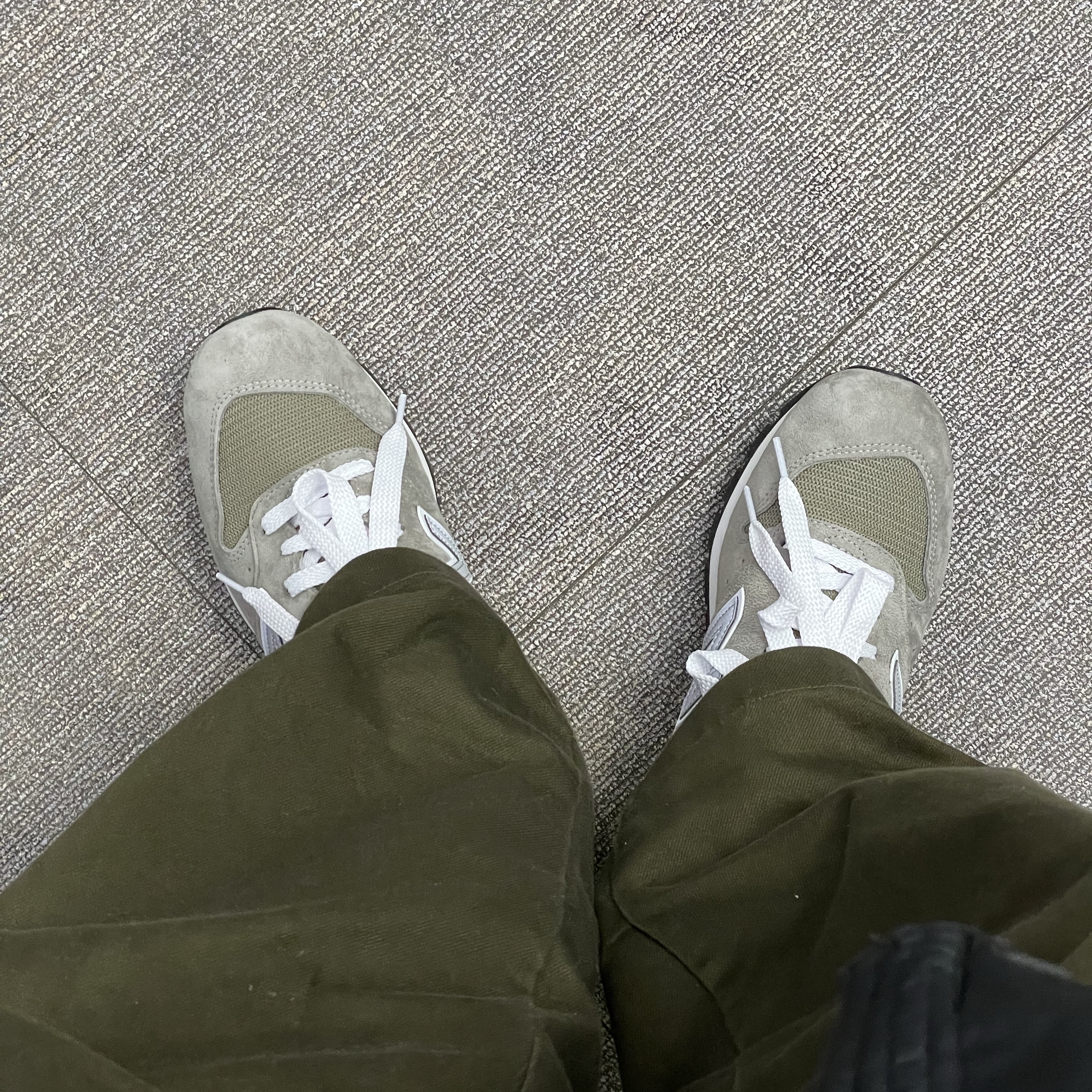 New Balance Made in USA 996 Grey 착용 스타일 - 3