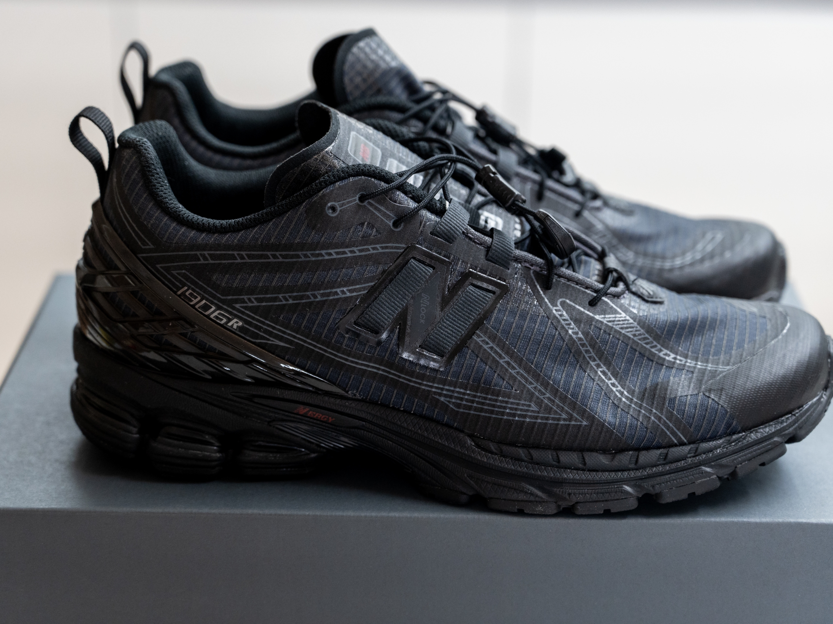 New Balance 1906R Black Magnet 착용 스타일 - 1