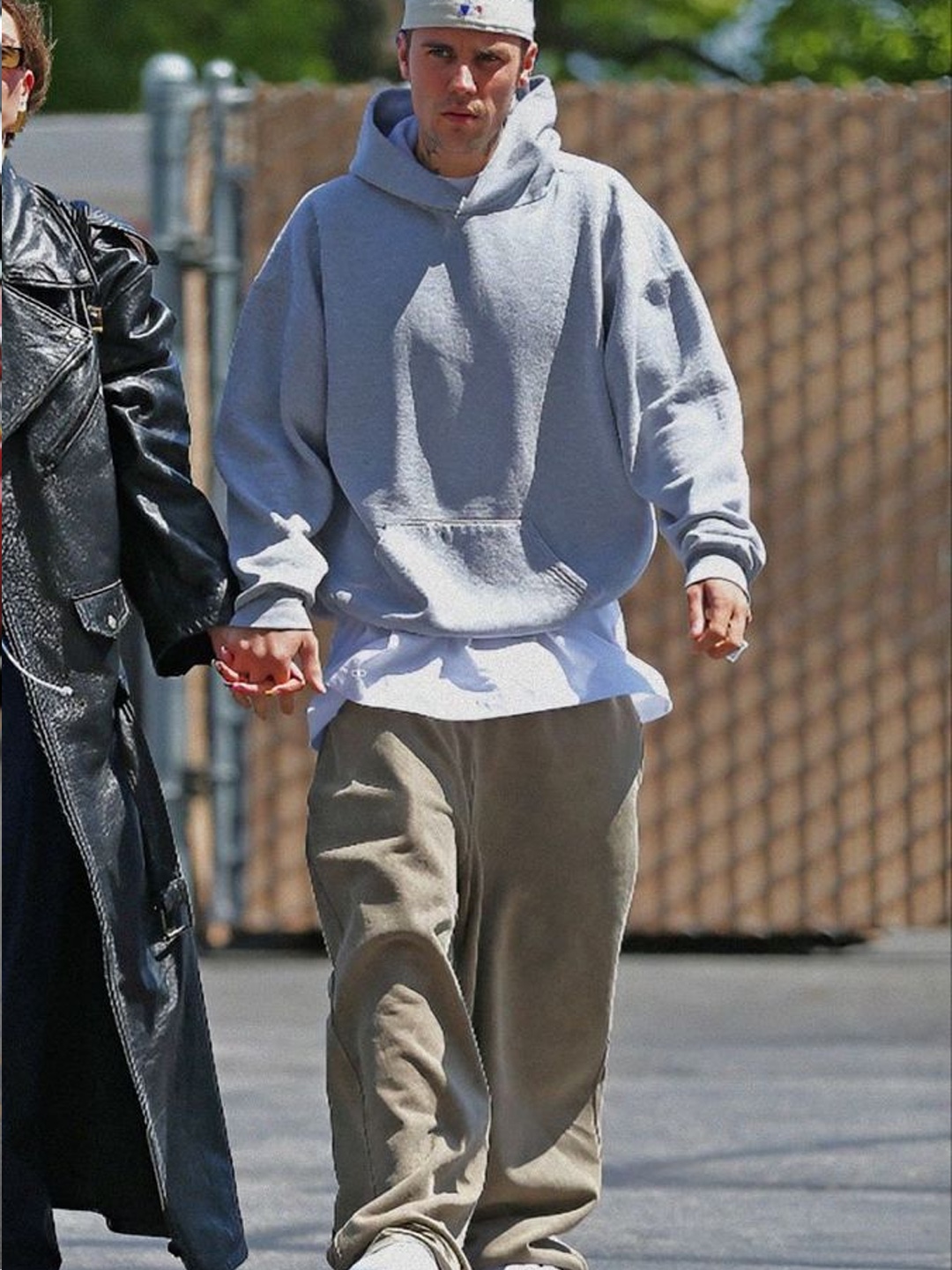 Punch Drunk Parties Circle Logo Oversized Hoodie Gray, Yeezy x Gosha Rubchinskiy YZY Black Dogs Hoodie Heather Grey 착용 스타일 - 2