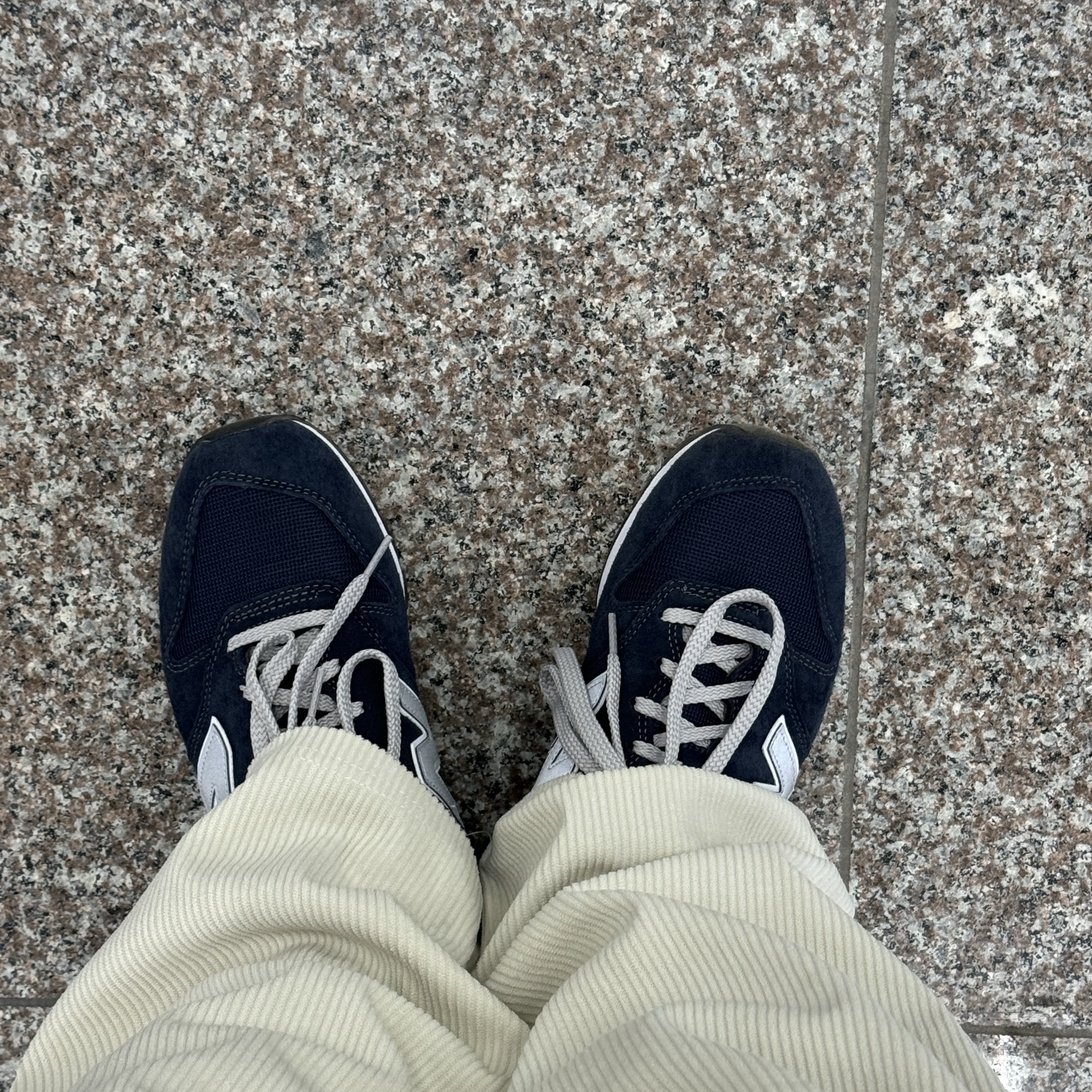 New Balance 996 Navy Silver 착용 스타일 - 2