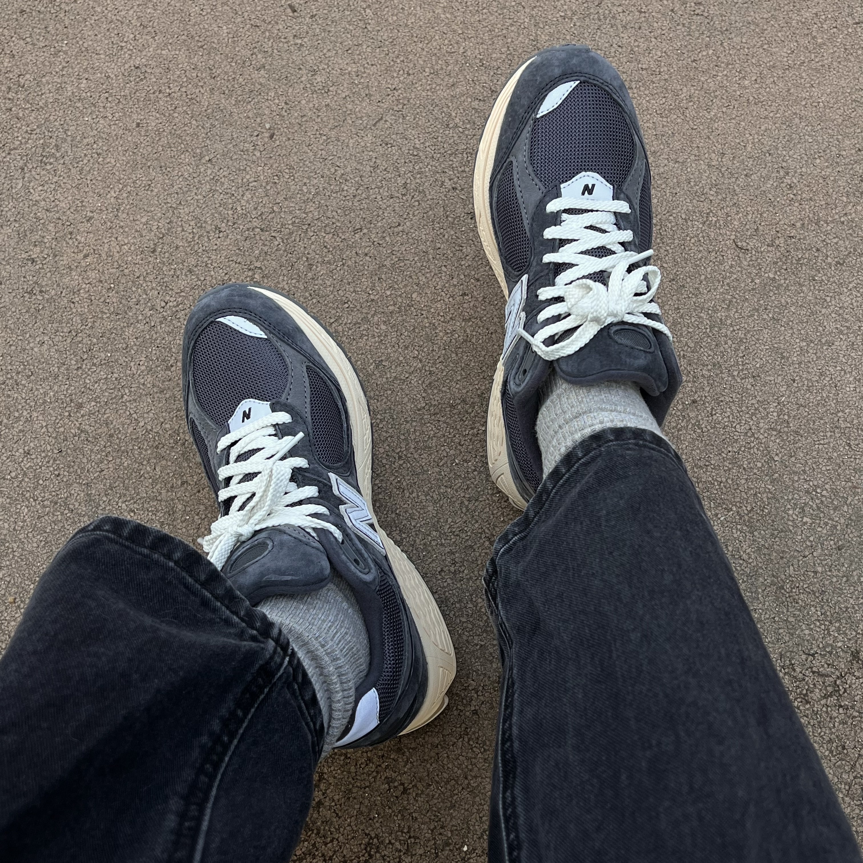 New Balance 2002R Special Vintage Black Grey 착용 스타일 - 2