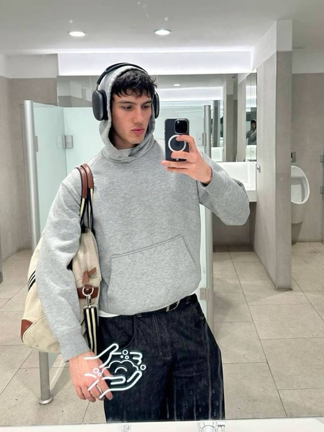 Punch Drunk Parties Circle Logo Oversized Hoodie Gray, Yeezy x Gosha Rubchinskiy YZY Black Dogs Hoodie Heather Grey 착용 스타일 - 5