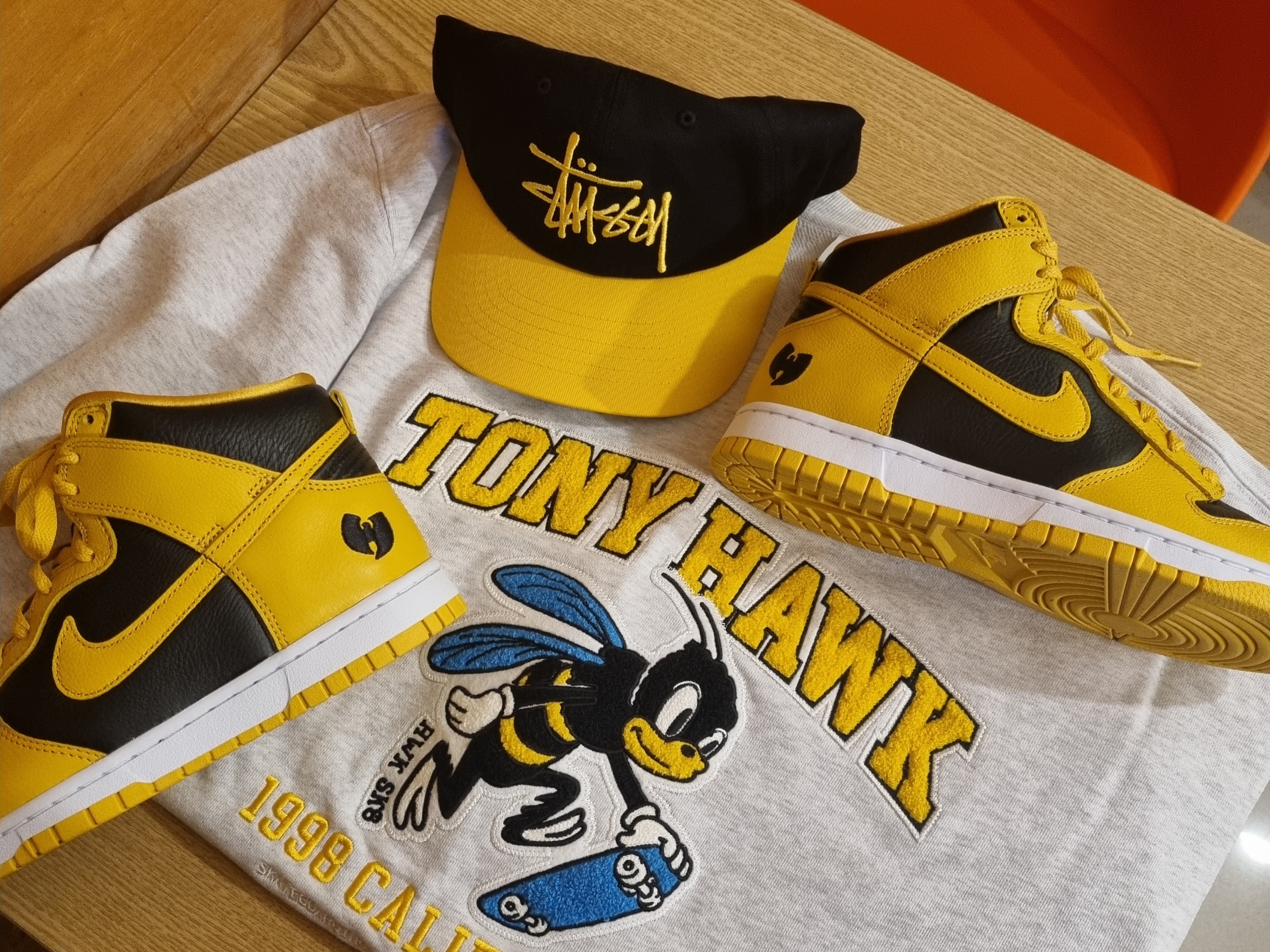 TONY HAWK Tony Logo Crewneck Light Grey, Nike Wu-Tang Clan Dunk High Black and Pollen 착용 스타일