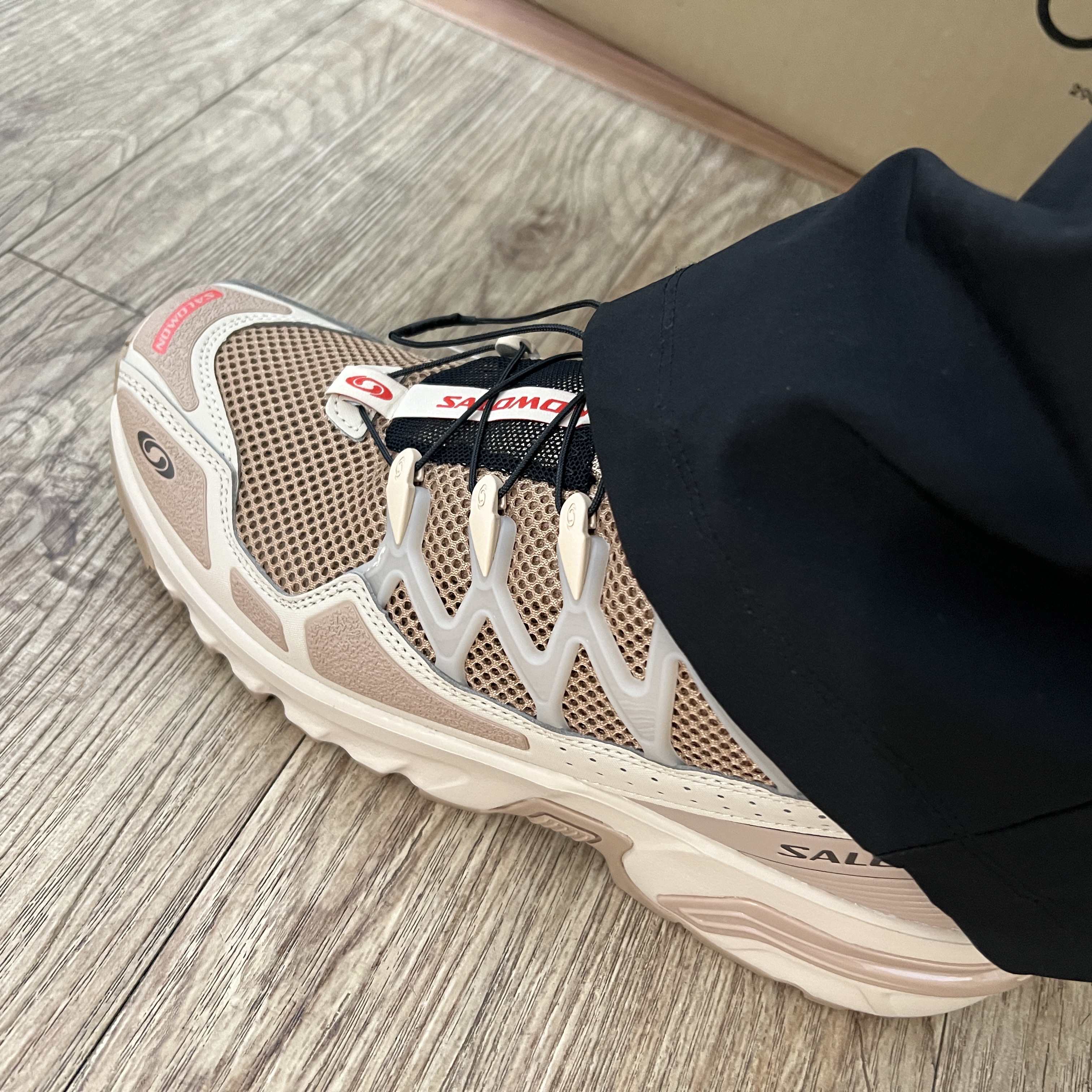 Salomon ACS +OG Natural Cement 착용 스타일