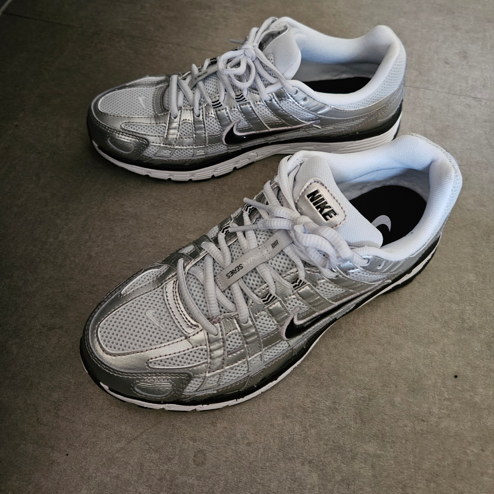 (W) Nike P-6000 White Metallic Silver 착용 스타일