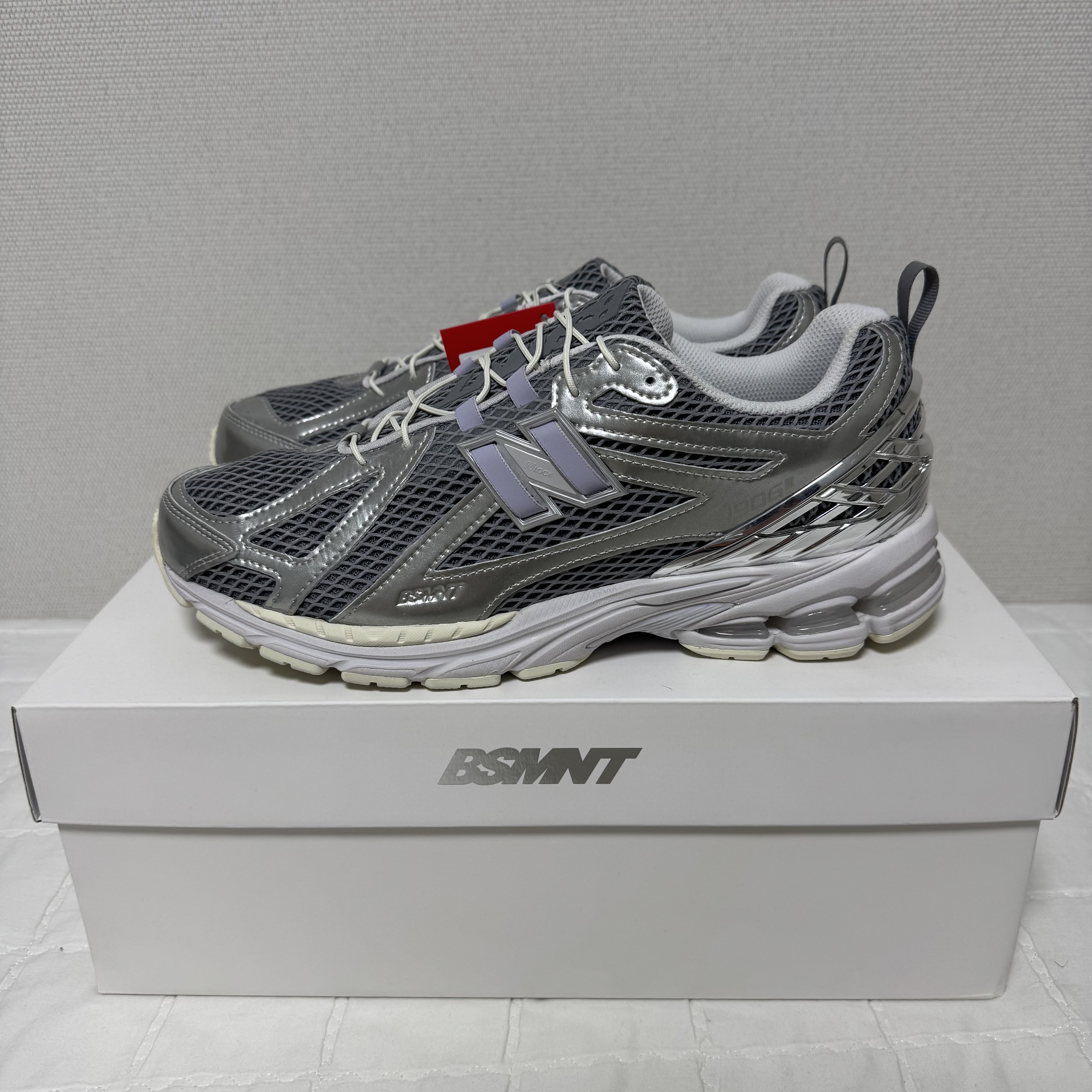 New Balance x The Basement 1906R Silver Metallic Chiseled Stone 착용 스타일 - 1