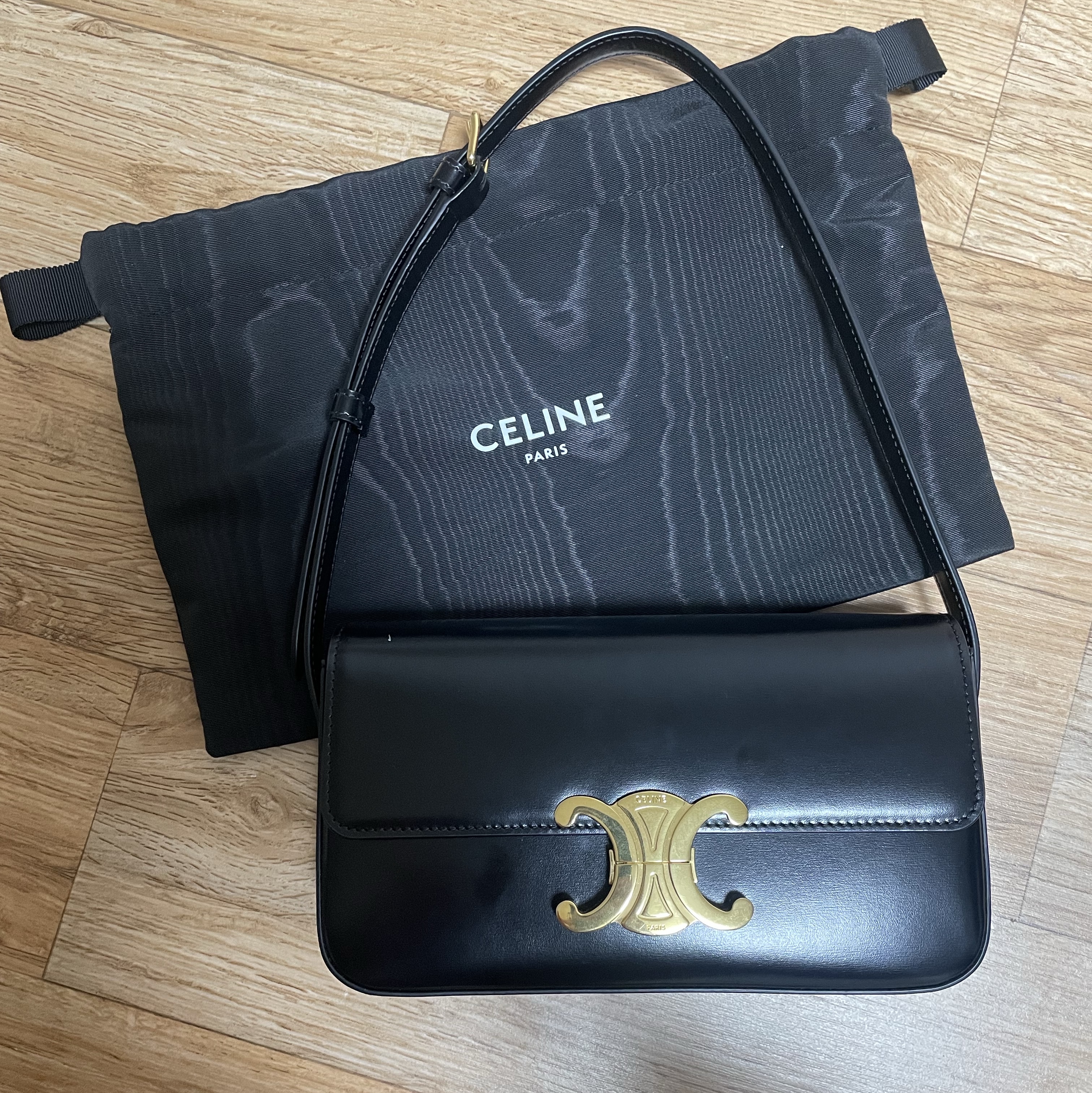 Celine Shoulder Bag Claude in Shiny Calfskin Black 착용 스타일