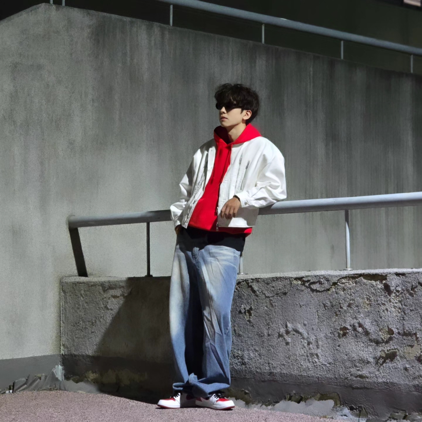 Stussy Beach Roots Hoodie Red, Jordan 1 Retro High OG Heritage 착용 스타일 - 3