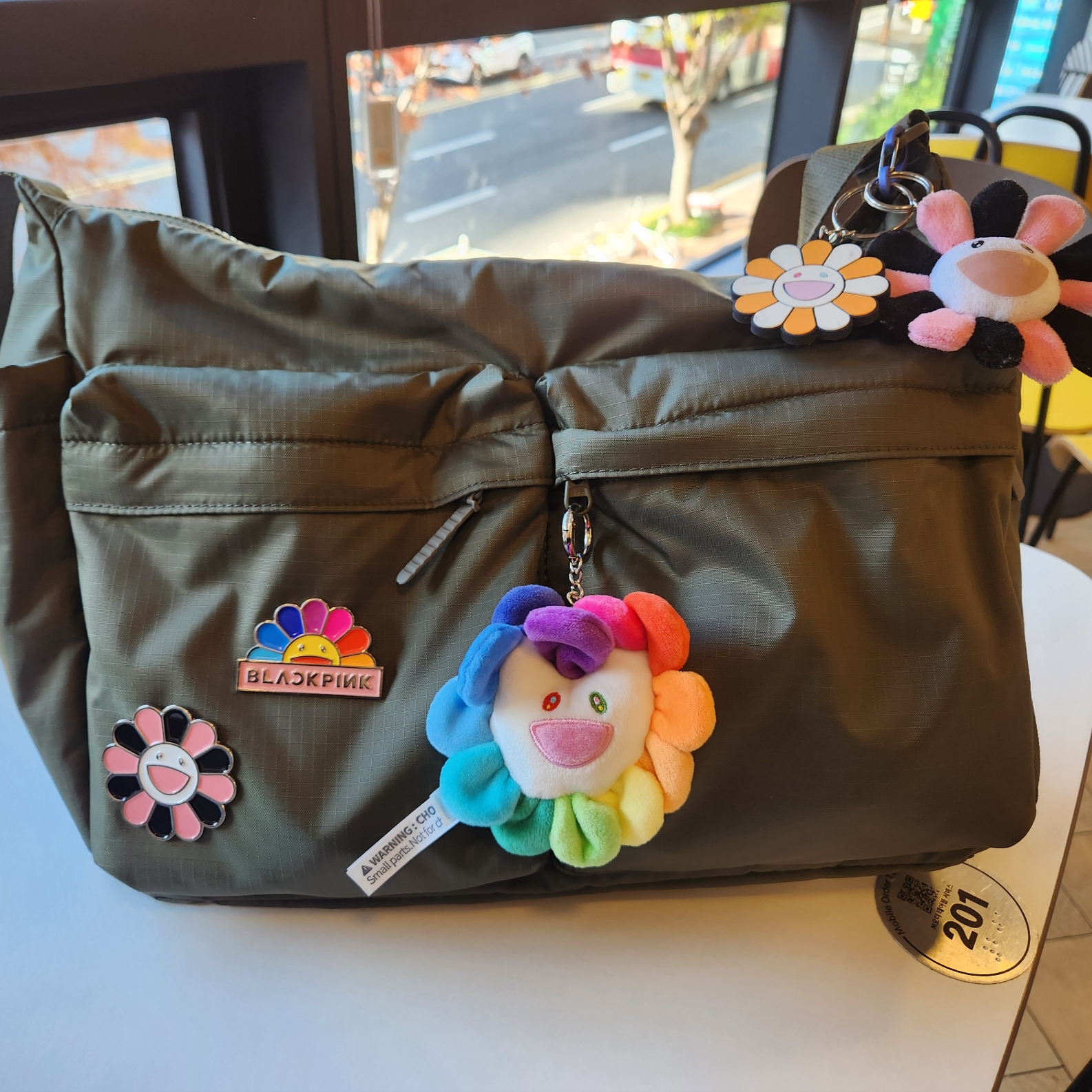 Uniqlo Multi Pocket Shoulder Bag Olive, Kaikai Kiki x Blackpink Flower Keychain 착용 스타일