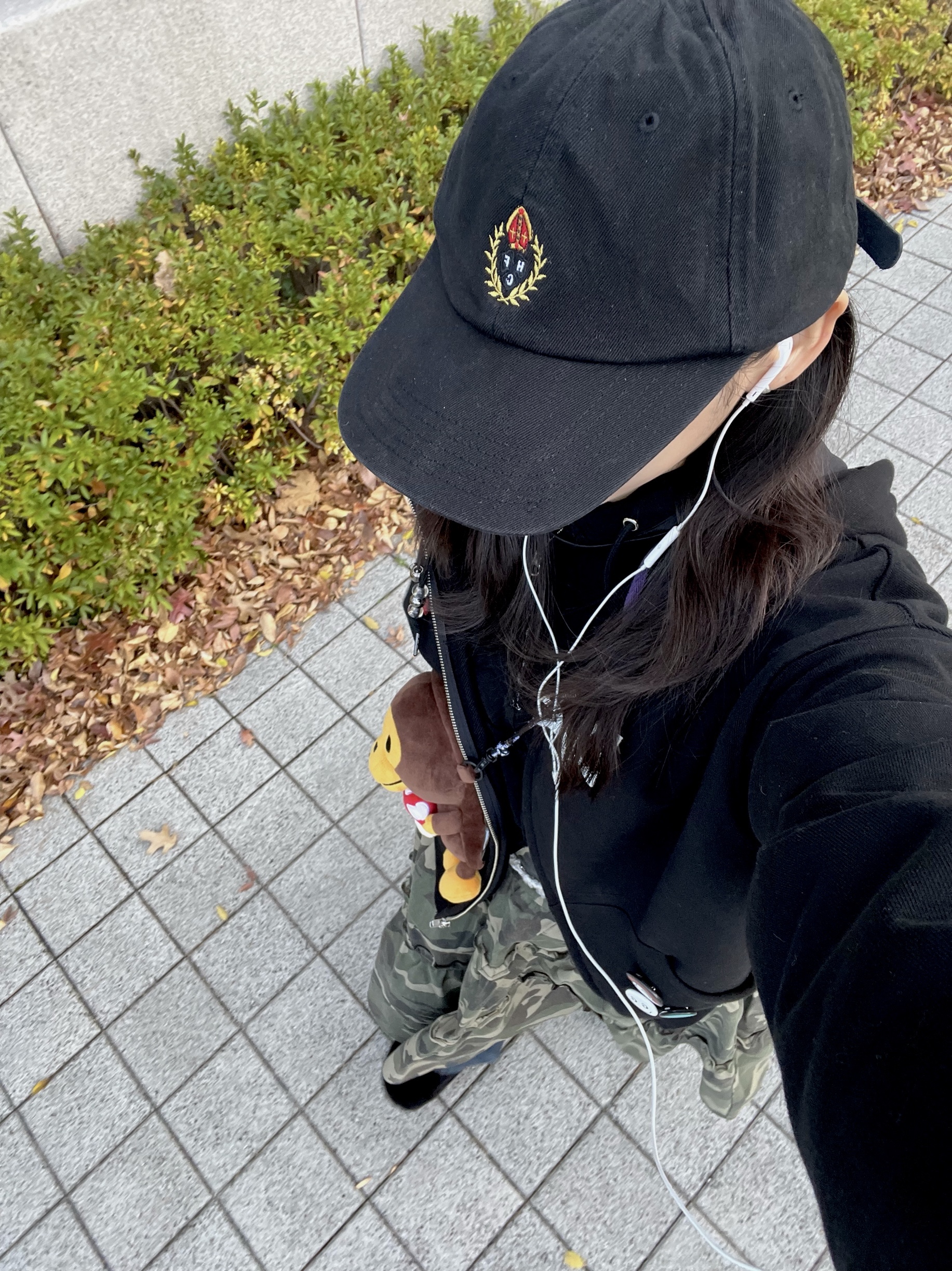 BAPE Baby Milo Plush Mobile Bag Brown, Crocs Classic Fur Sure Clog Black 착용 스타일