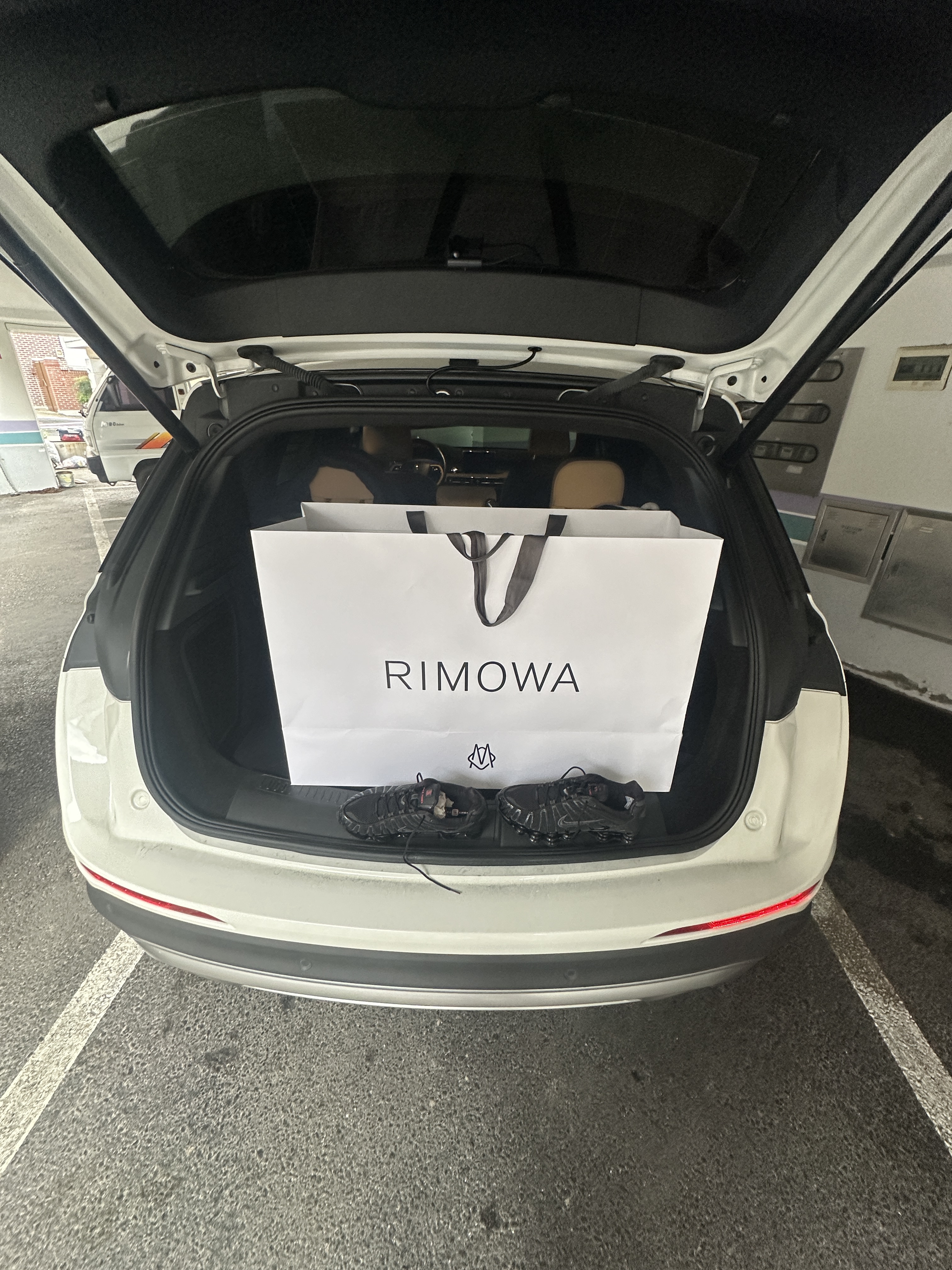 Rimowa Hybrid Check-In L All White Aluminium-Magnesium Polycarbonate White Gloss 착용 스타일