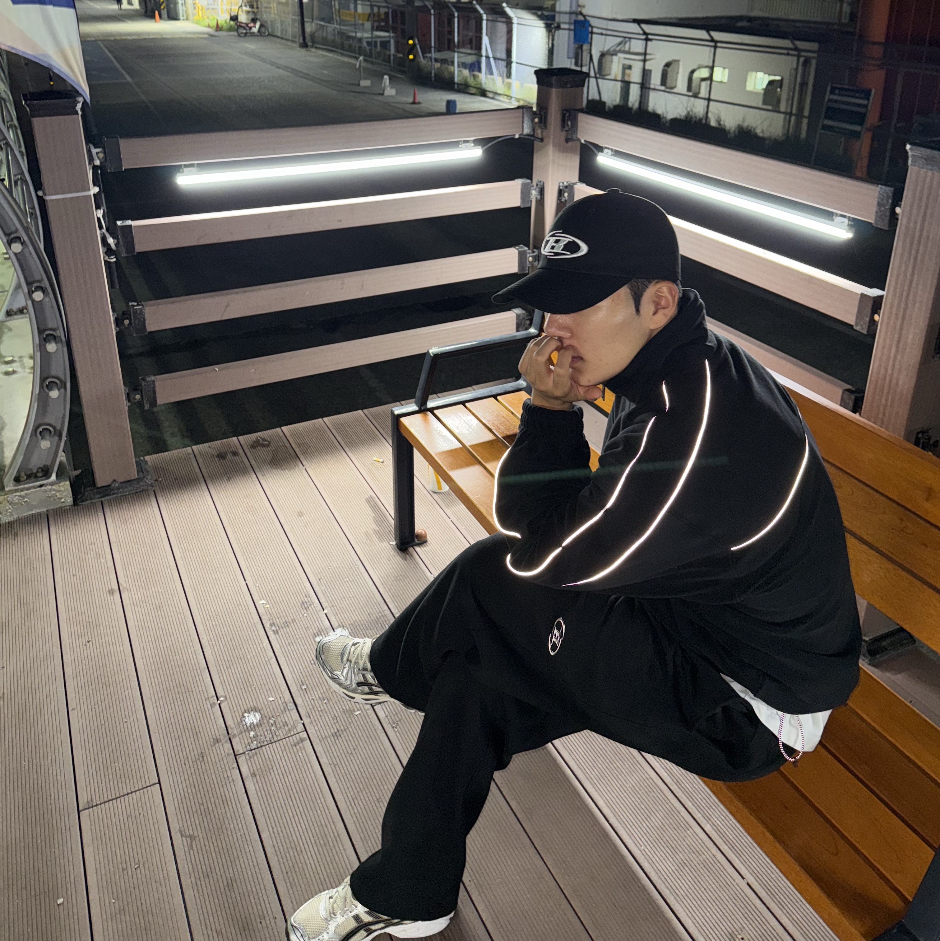 BORN TO WIN B Symbol Big Logo Ball Cap Black, BORN TO WIN B Chrome Semi Wide Pants Black 착용 스타일 - 1