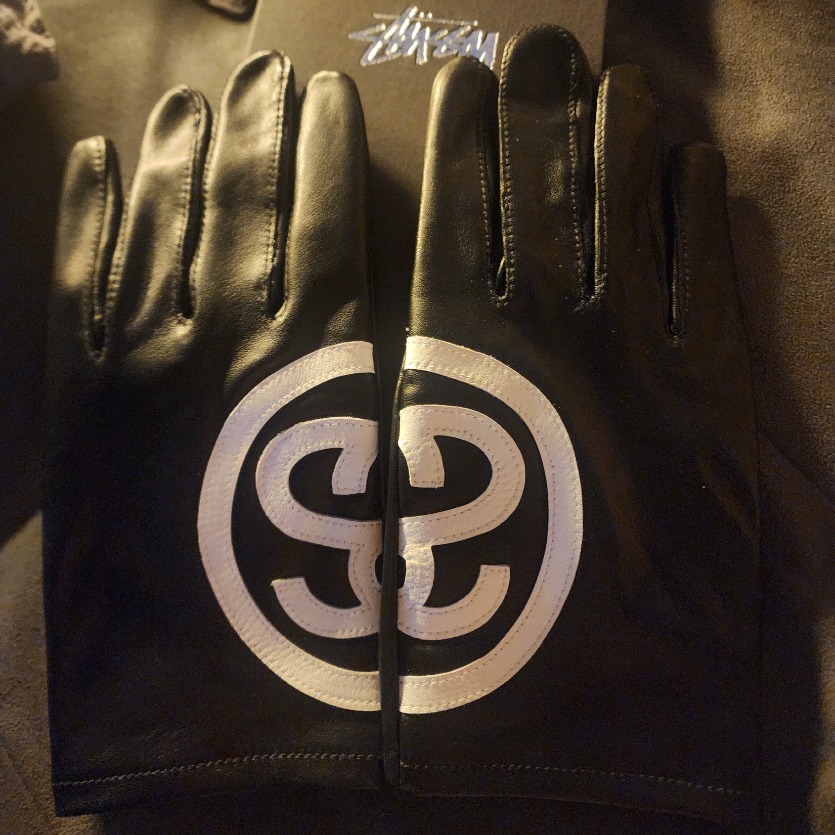 Stussy SS Link Leather Gloves Black 착용 스타일
