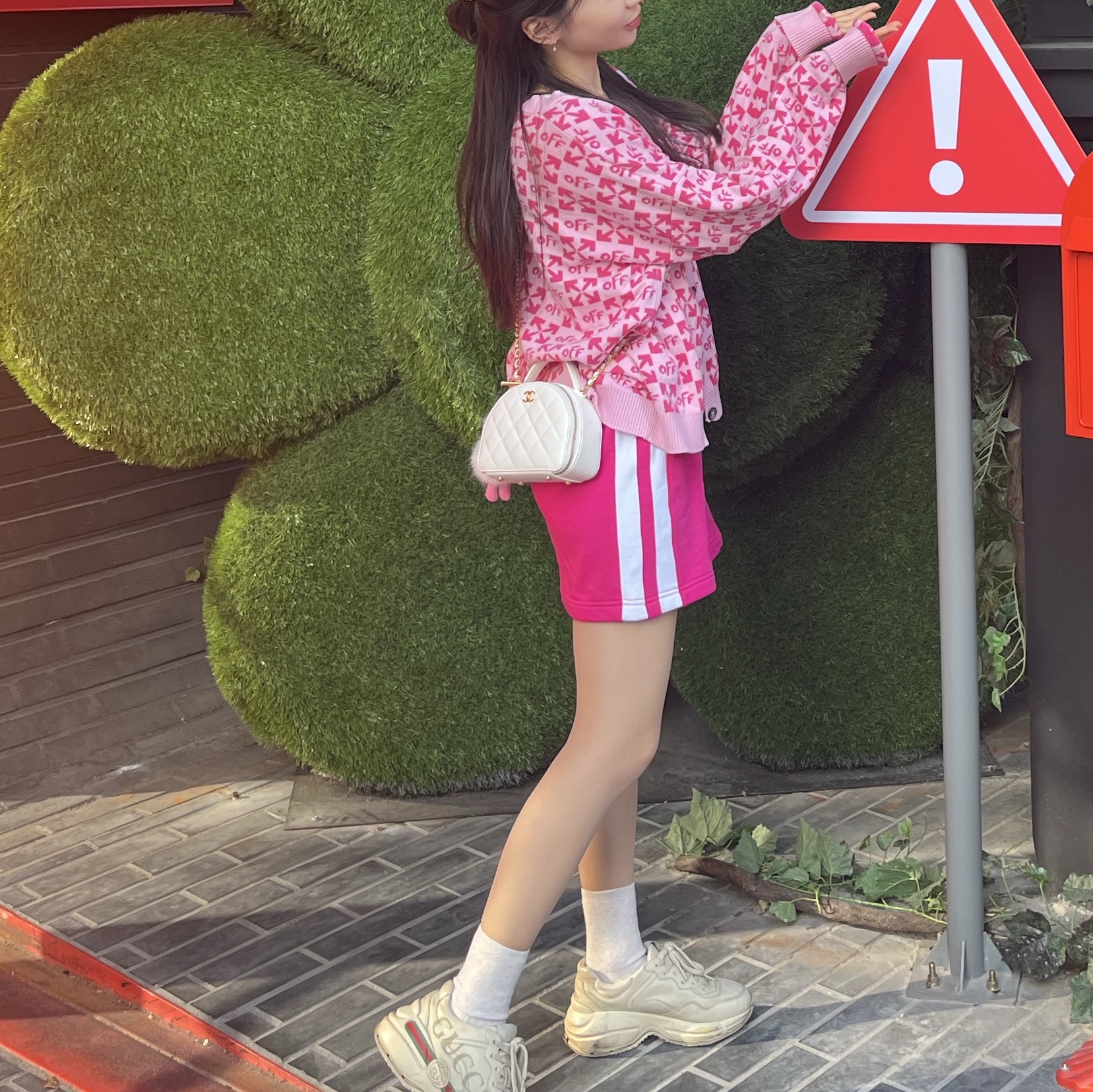Chanel Clutch with Chain Lambskin & Gold White, Gucci Rhyton Leather Sneakers Logo 착용 스타일 - 6