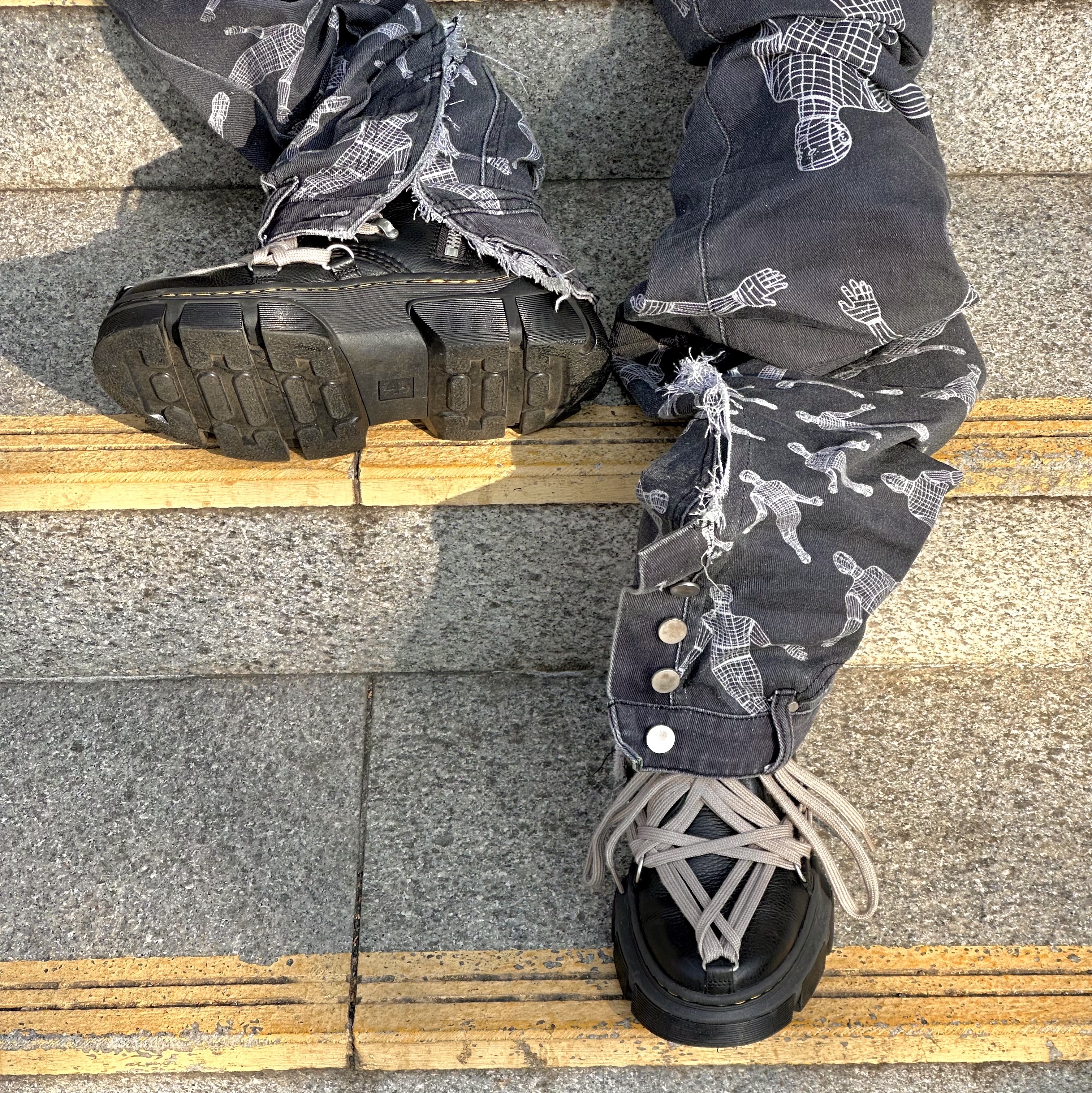 Dr. Martens x Rick Owens 1460 DMXL Megalace Black, Surgery Yoonseul Long Length Double Jeans Blue 착용 스타일 - 2