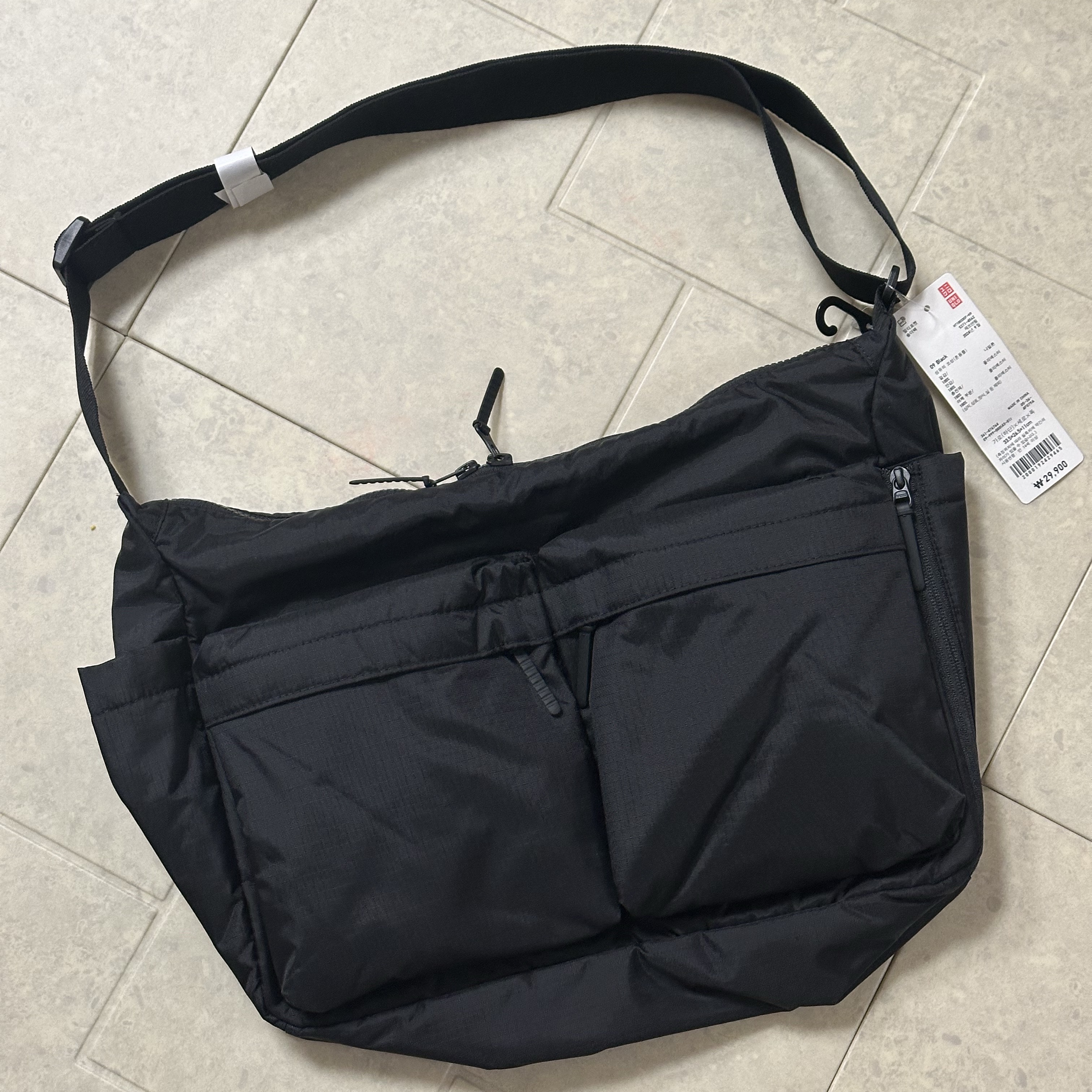 Uniqlo Multi Pocket Shoulder Bag Black 착용 스타일