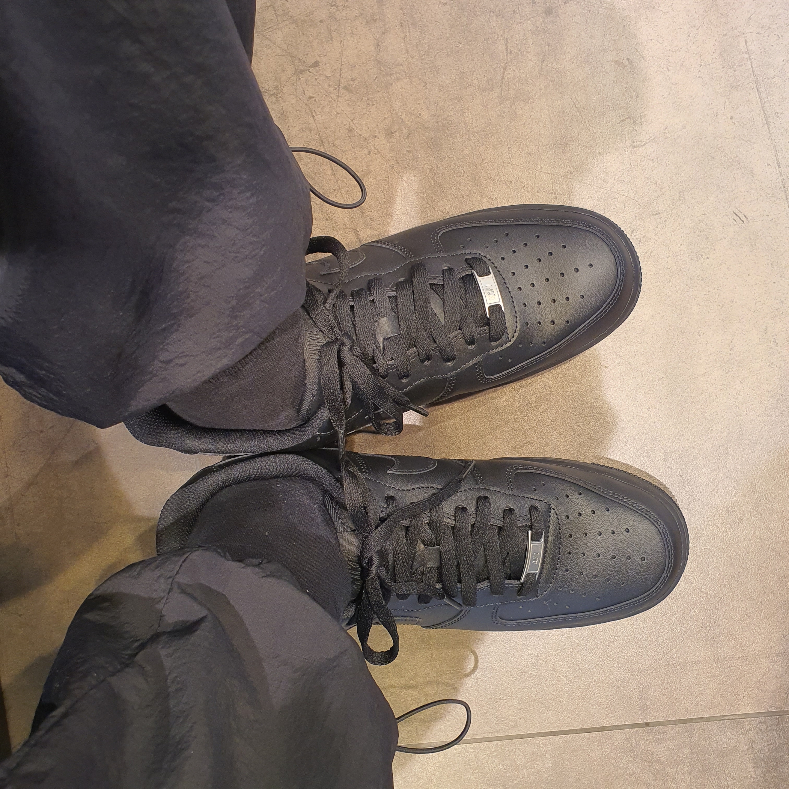 Nike Air Force 1 '07 Low Triple Black 착용 스타일