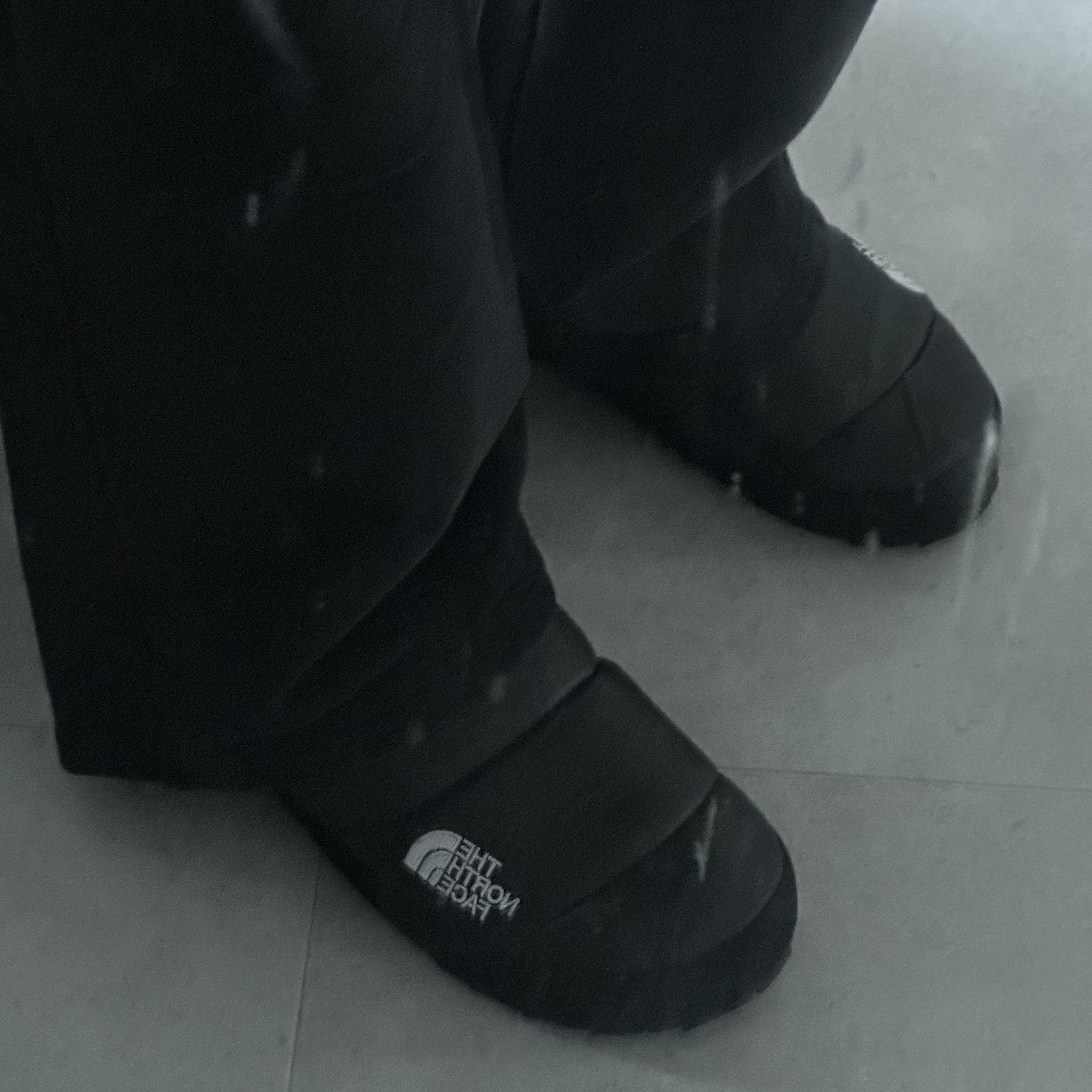 The North Face Nuptse Mule Black 착용 스타일