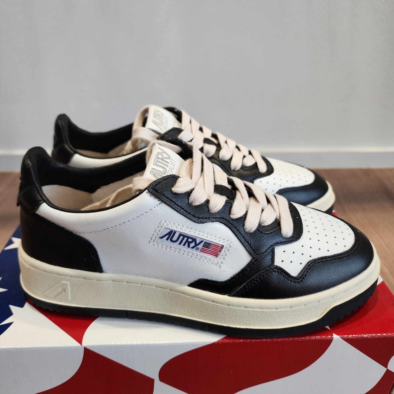 Autry Medalist Low Leather Sneakers Black White 착용 스타일 - 2