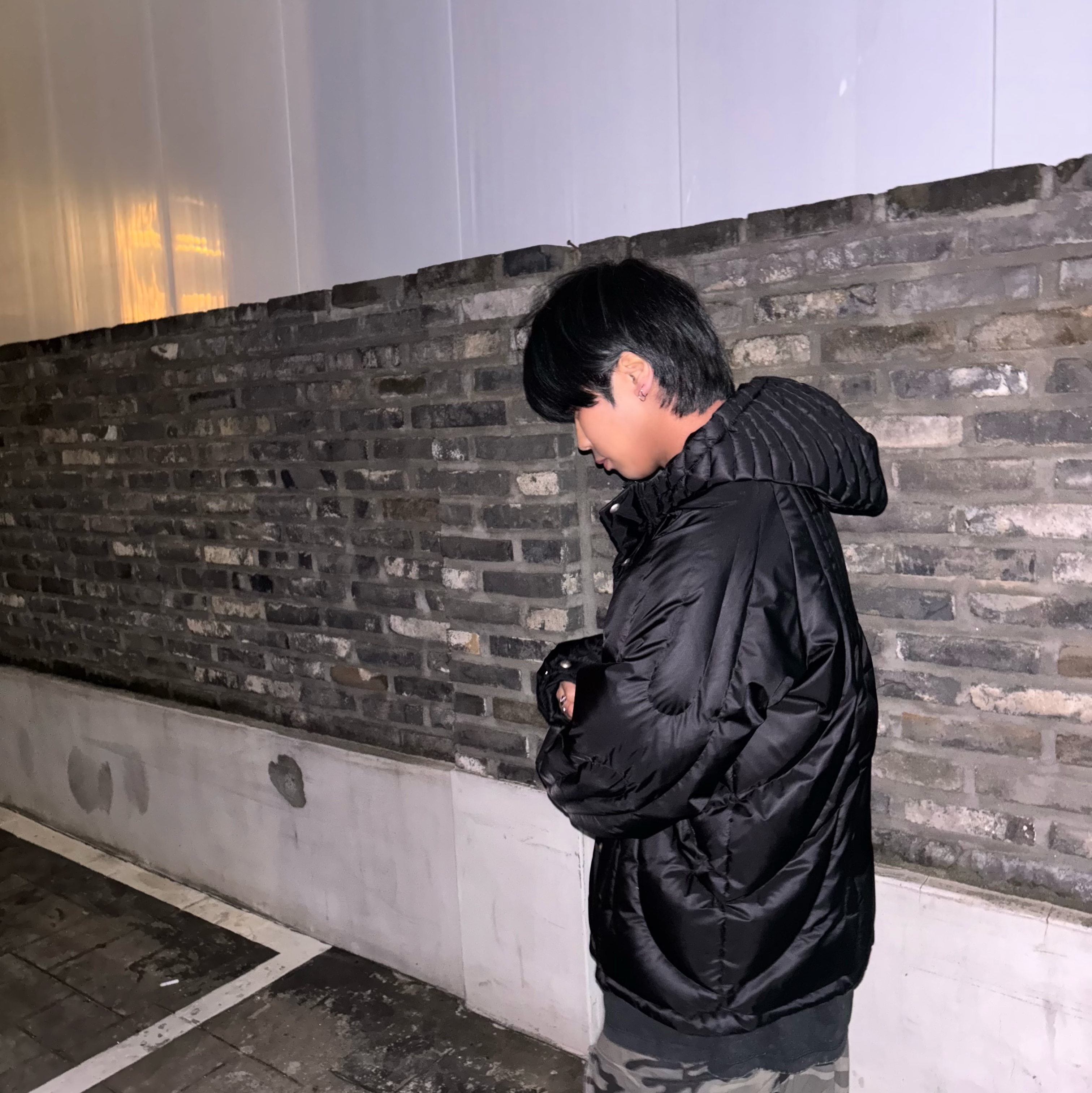 Thug Club Cave Down Jacket Black 착용 스타일 - 3