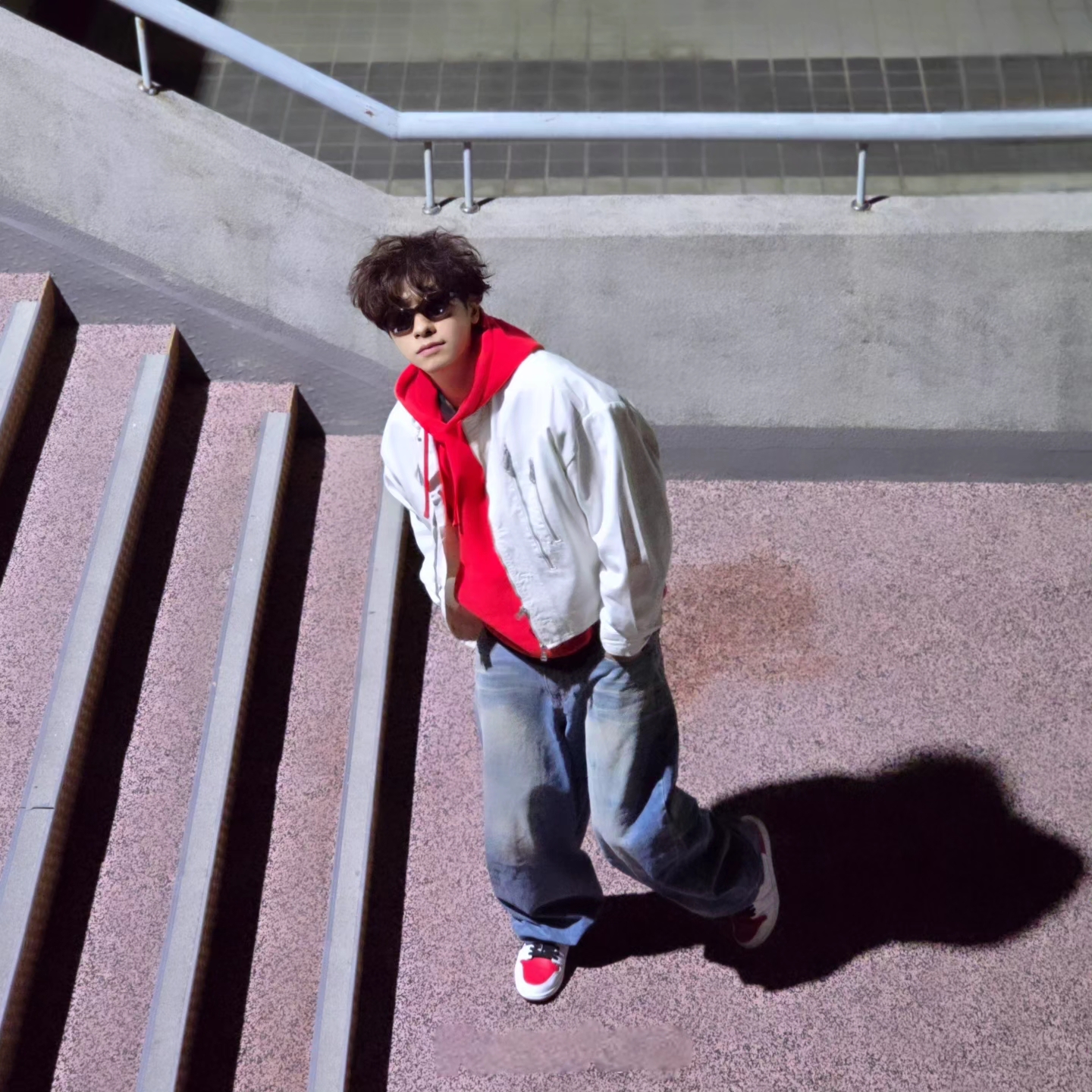 Stussy Beach Roots Hoodie Red, Jordan 1 Retro High OG Heritage 착용 스타일 - 2