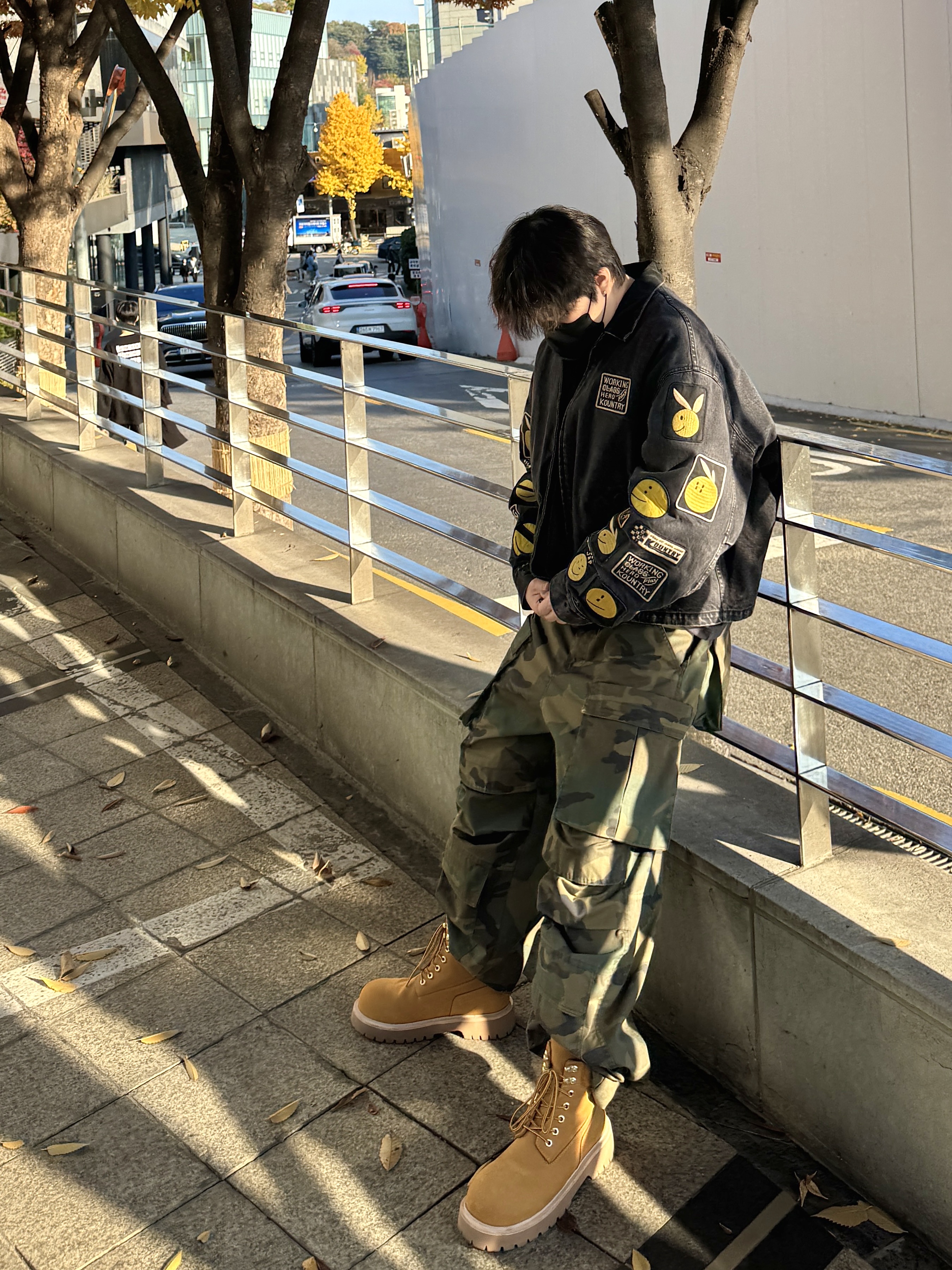 Kapital 14 oz. Black X Black Denim T-Back Drizzler Jacket Anarchy Rainbowy Remake Black, Project G/R Washed Cargo Pants Camo 착용 스타일 - 2