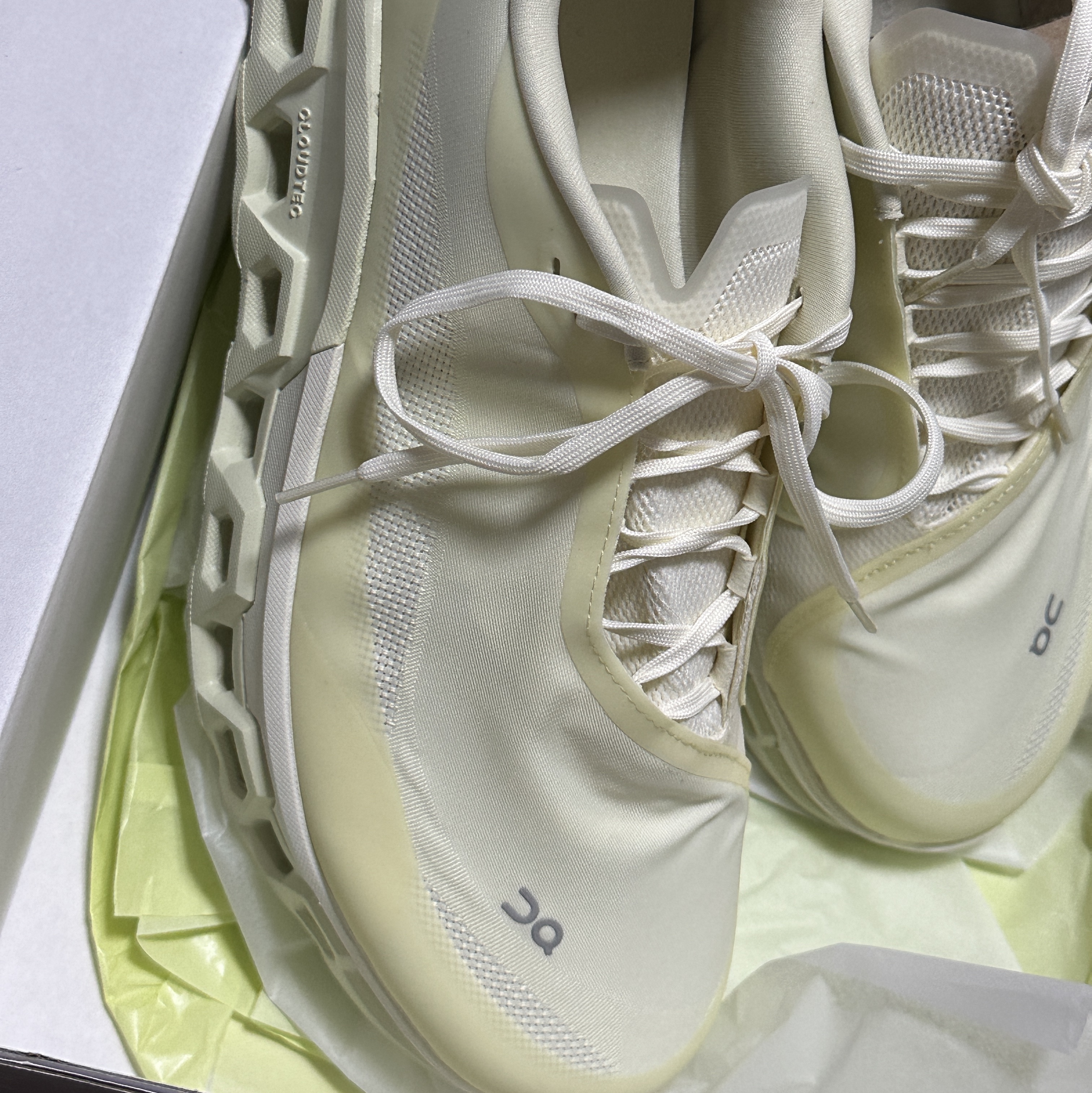 On Running x Post Archive Faction (Paf) Cloudmonster 2 Seedling White 착용 스타일