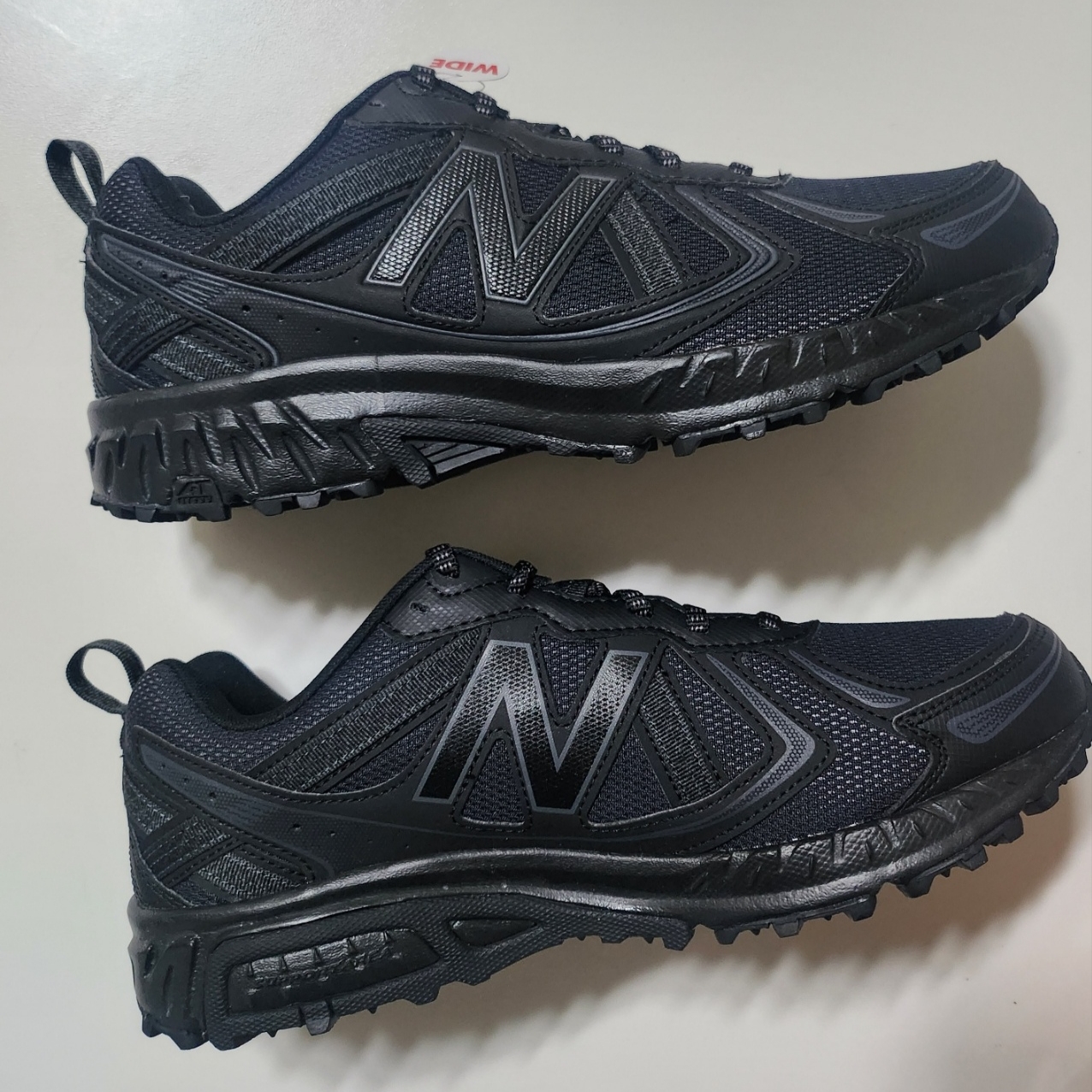 New Balance 410v5 Black - 2E Wide 착용 스타일
