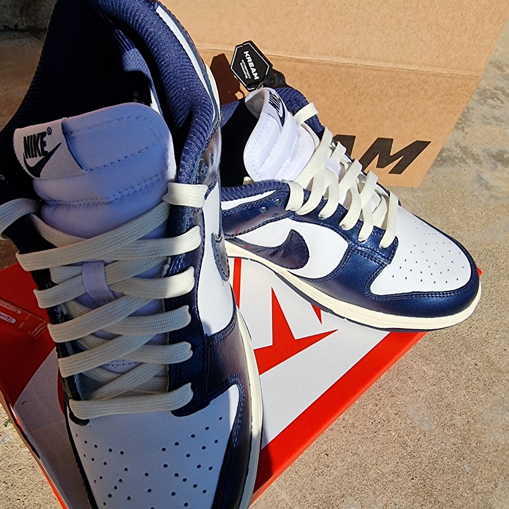 (W) Nike Dunk Low PRM Midnight Navy and White 착용 스타일 - 2